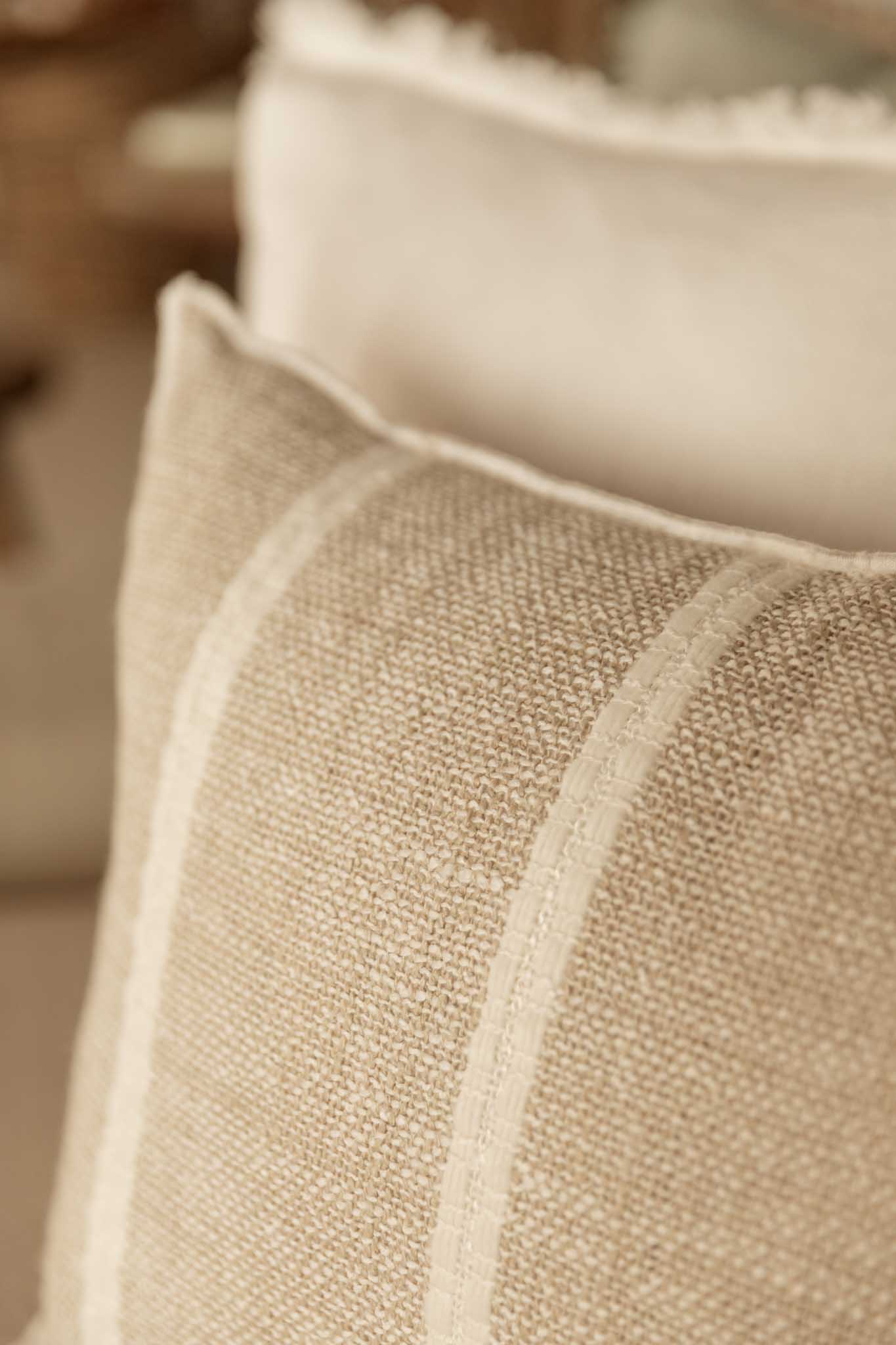 COJÍN DE LINO CON DETALLES EN LANA