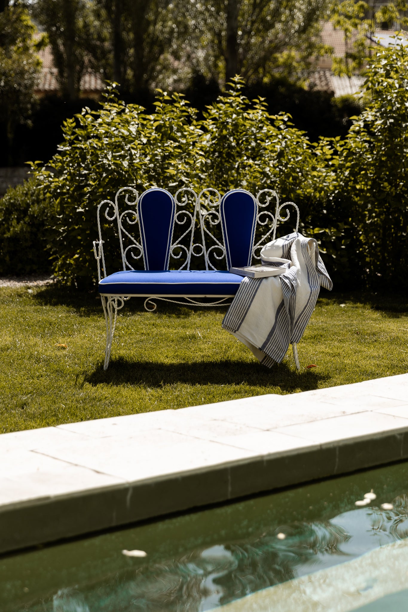 BANCO DE JARDÍN TAPIZADO AZUL