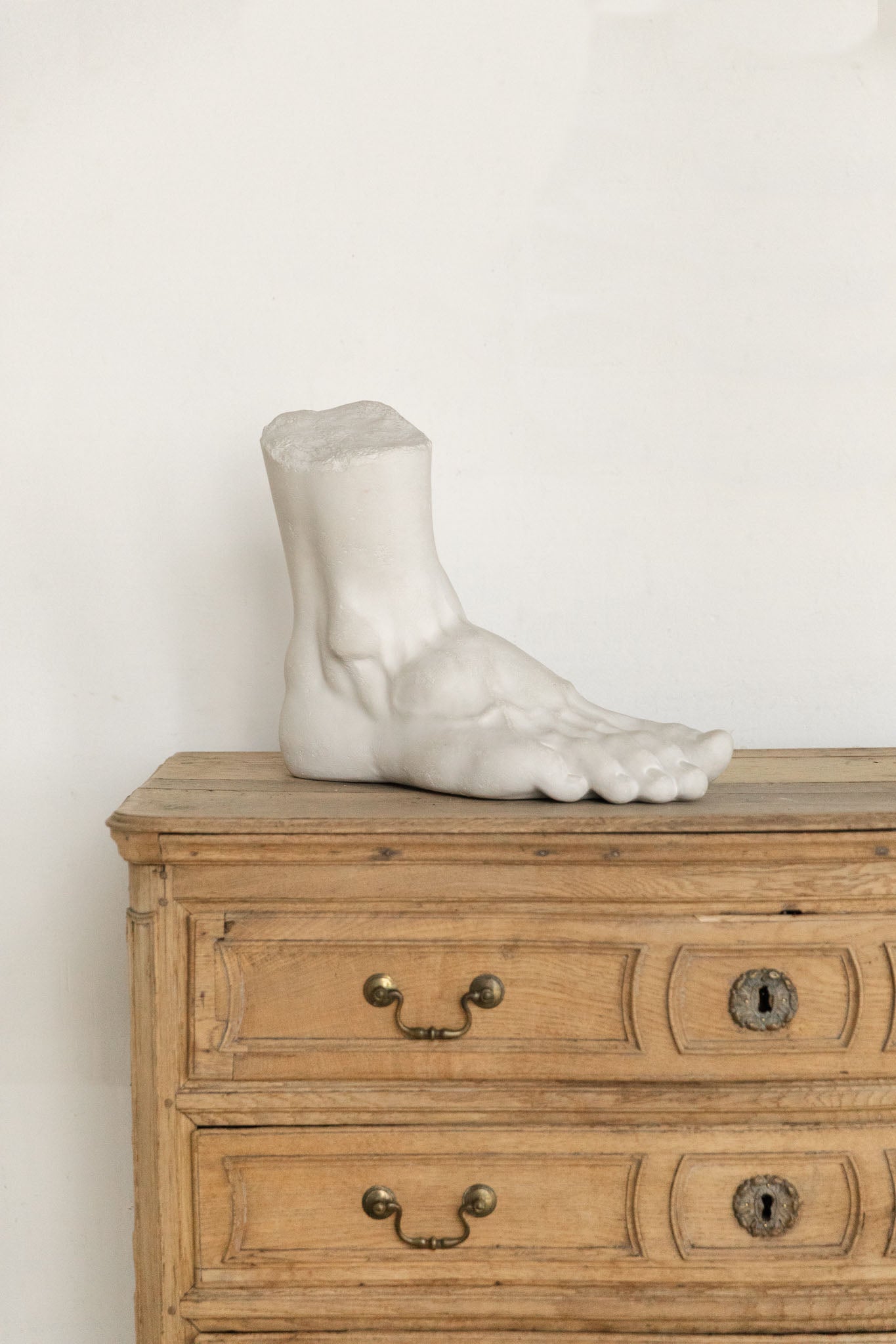 ESCULTURA PIE DESNUDO DE ESCAYOLA