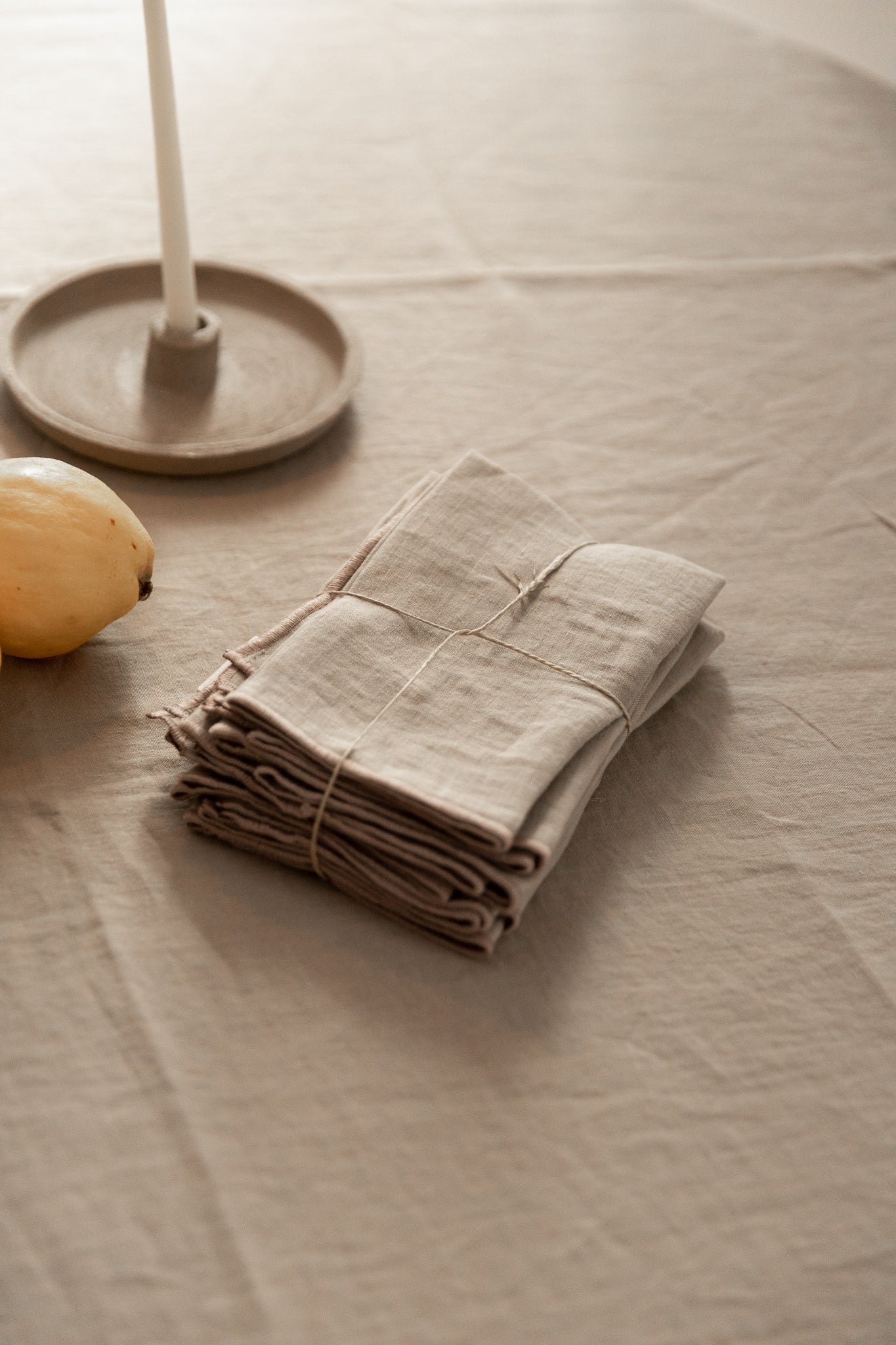 SERVILLETAS DE LINO ARENA CON REPULGO MALVA