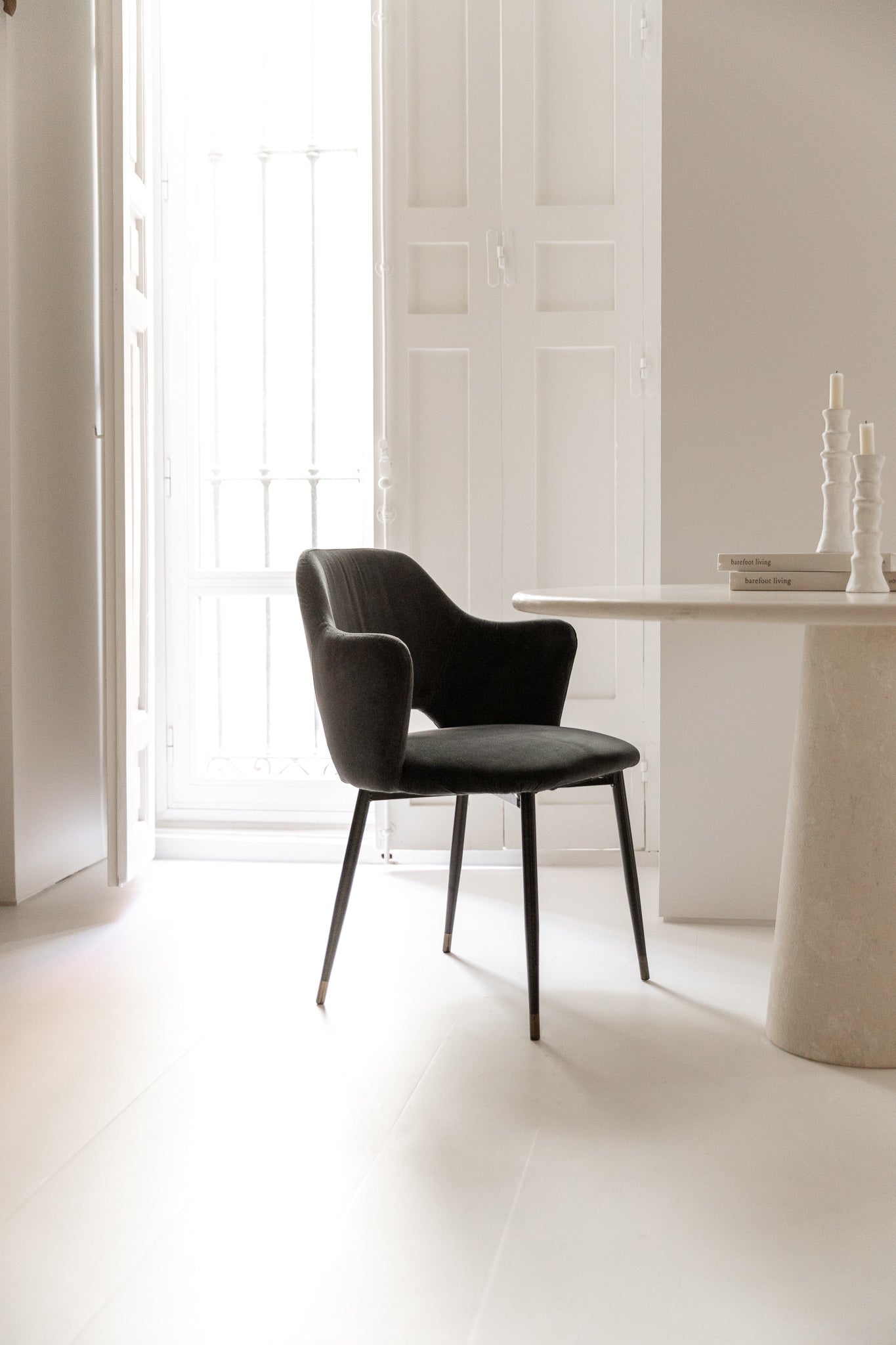 SILLA DE TERCIOPELO GRIS CON ESTRUCTURA DE HIERRO