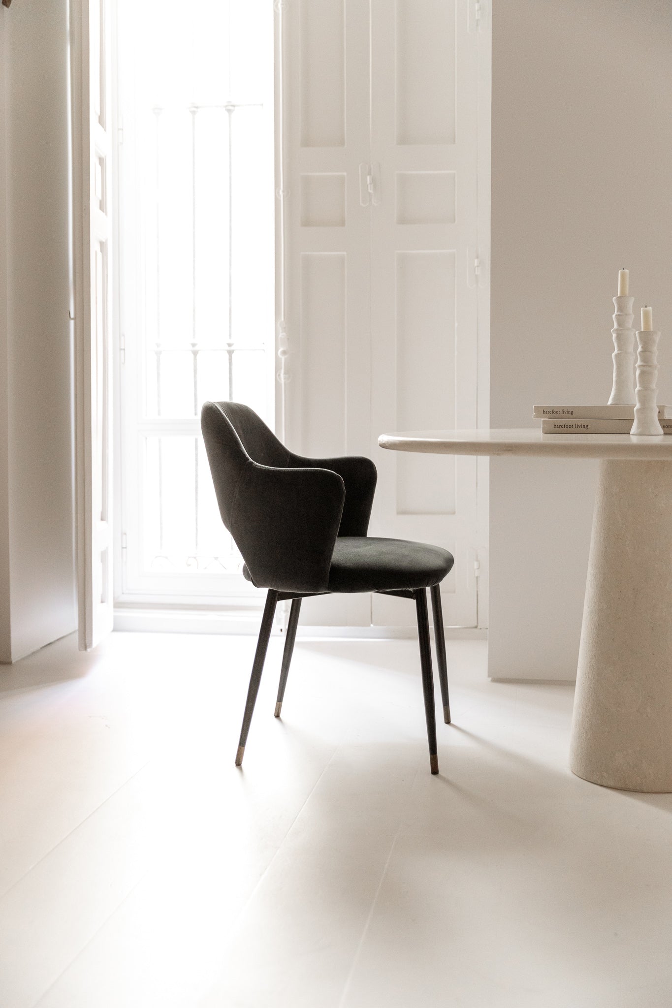 SILLA DE TERCIOPELO GRIS CON ESTRUCTURA DE HIERRO