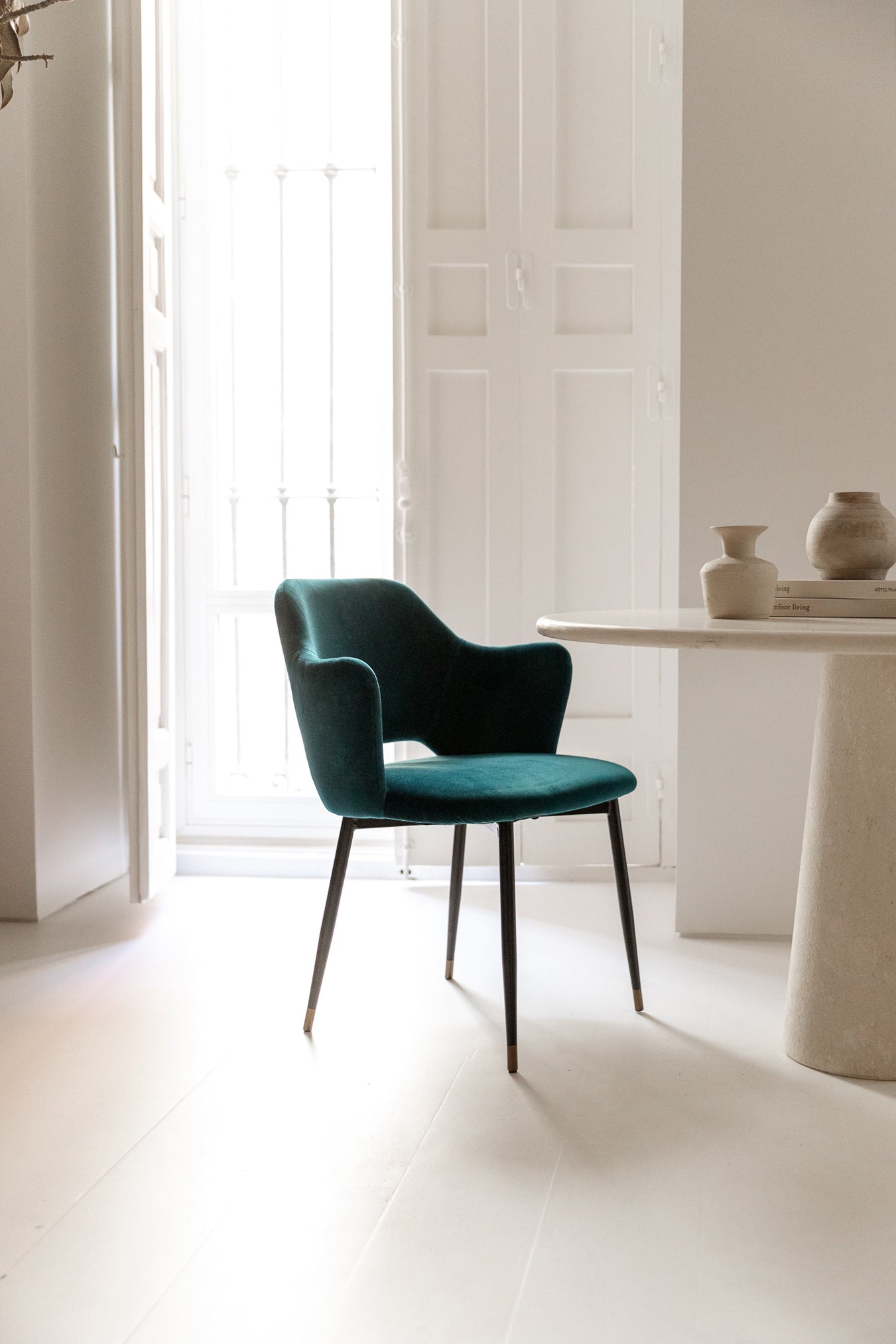 SILLA DE TERCIOPELO CON ESTRUCTURA DE HIERRO