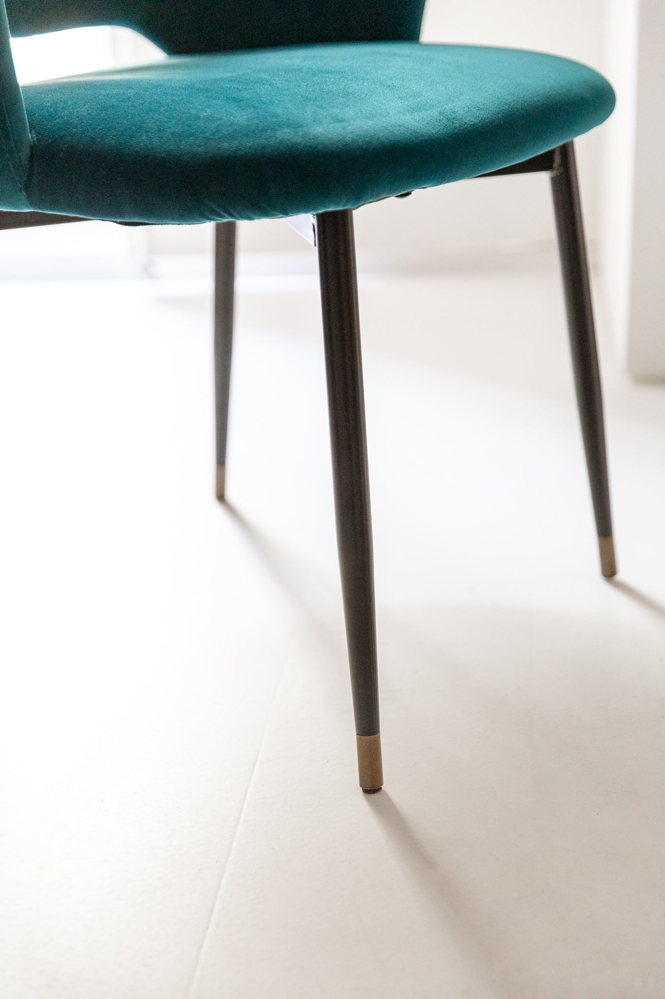 SILLA DE TERCIOPELO CON ESTRUCTURA DE HIERRO