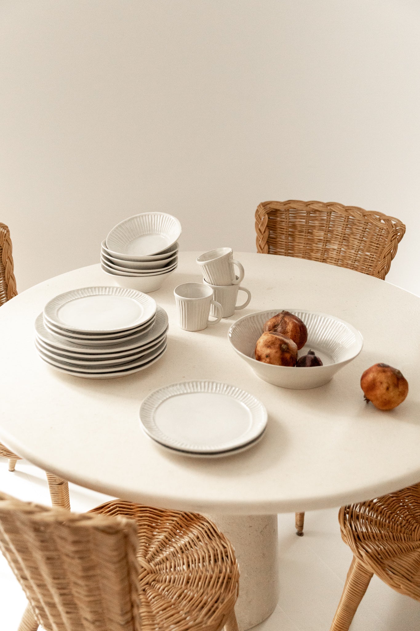 VAJILLA DE CERÁMICA BLANCA ESTRIADA