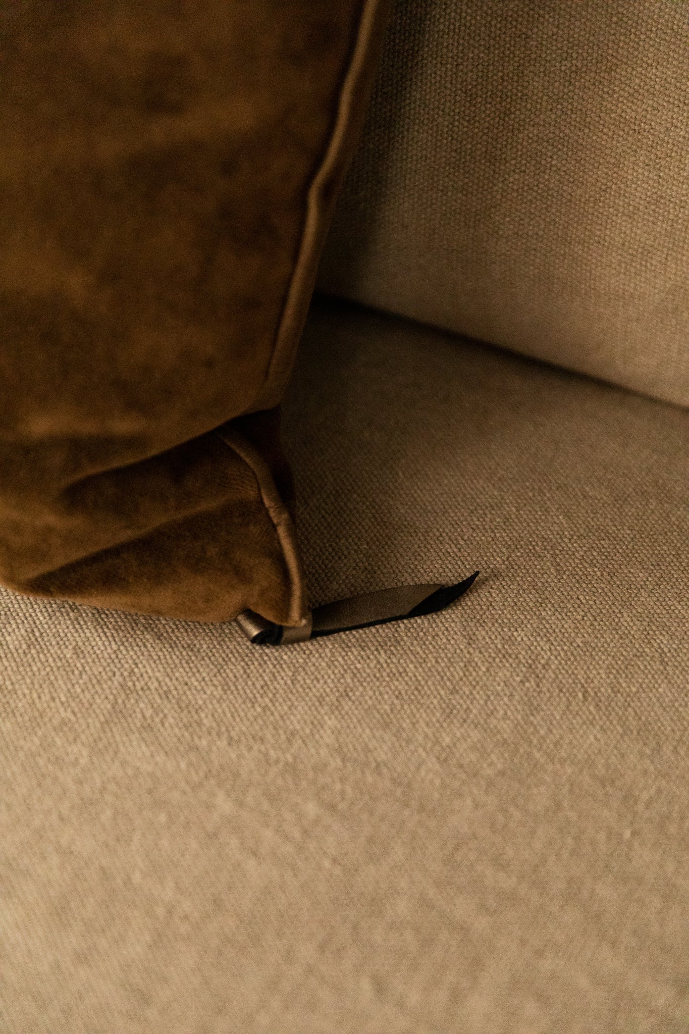 COJÍN TERCIOPELO MARRÓN VINTAGE