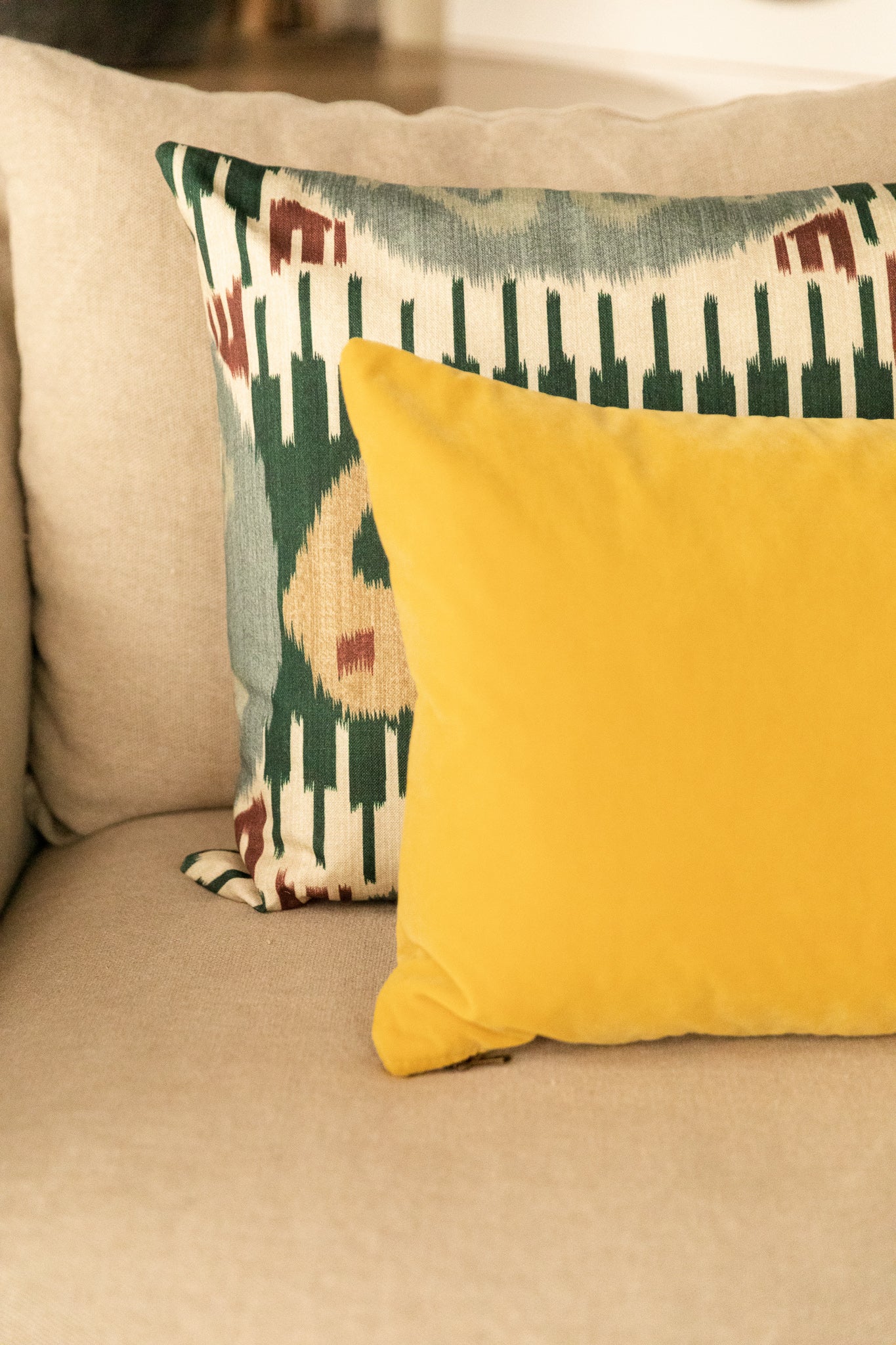 COJÍN DE TERCIOPELO MOSTAZA