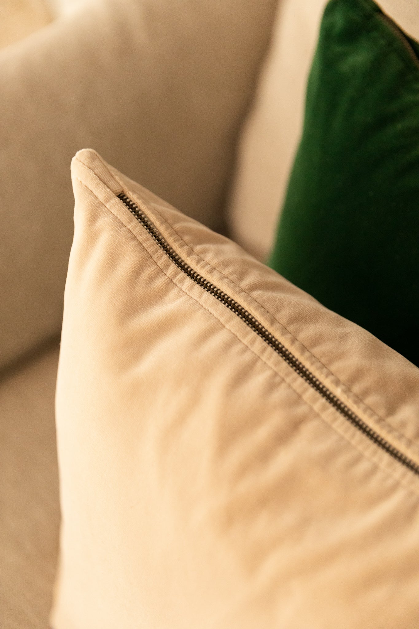 COJÍN DE TERCIOPELO BEIGE