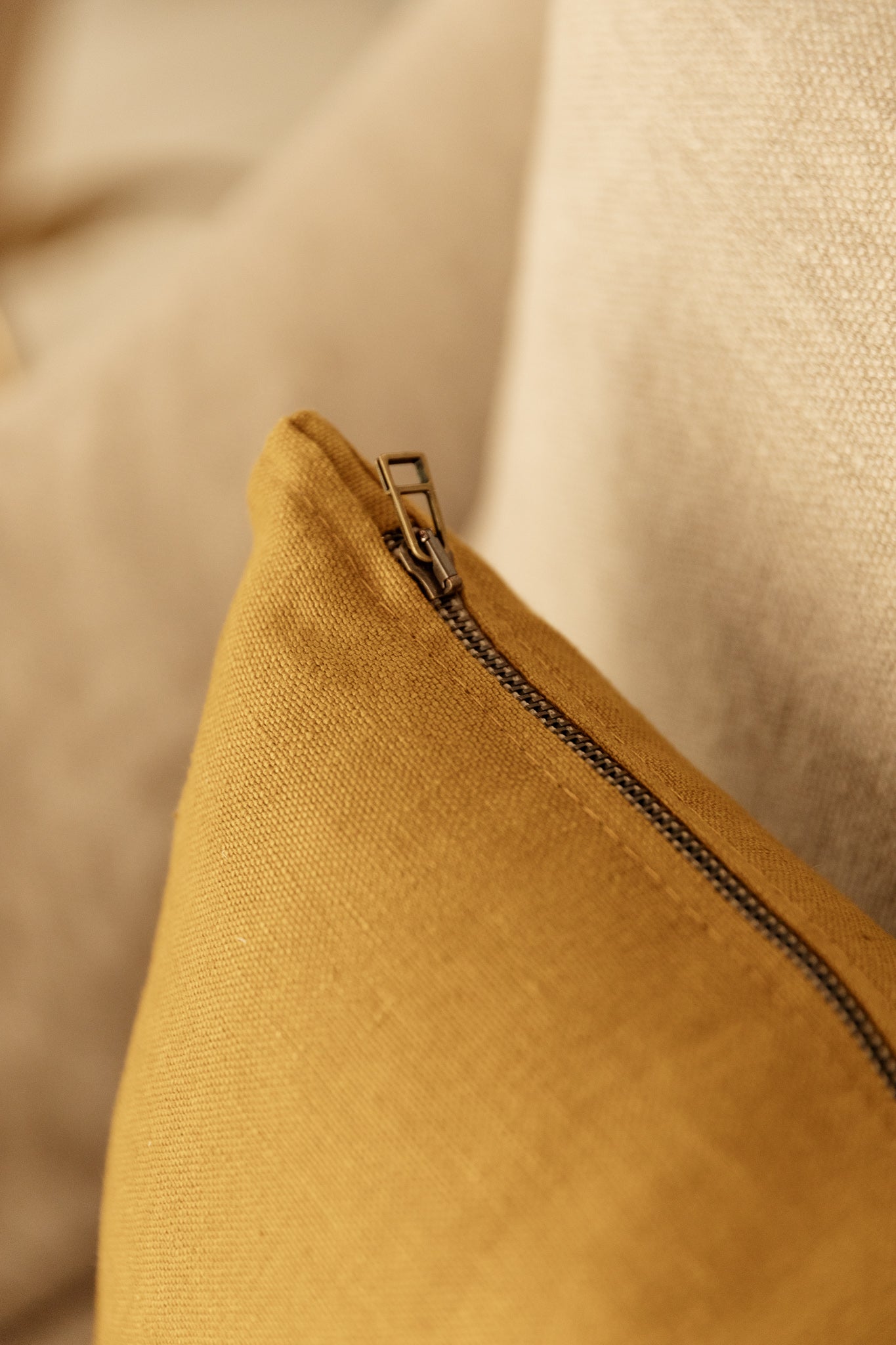 COJÍN DE LINO LAVADO AMARILLO