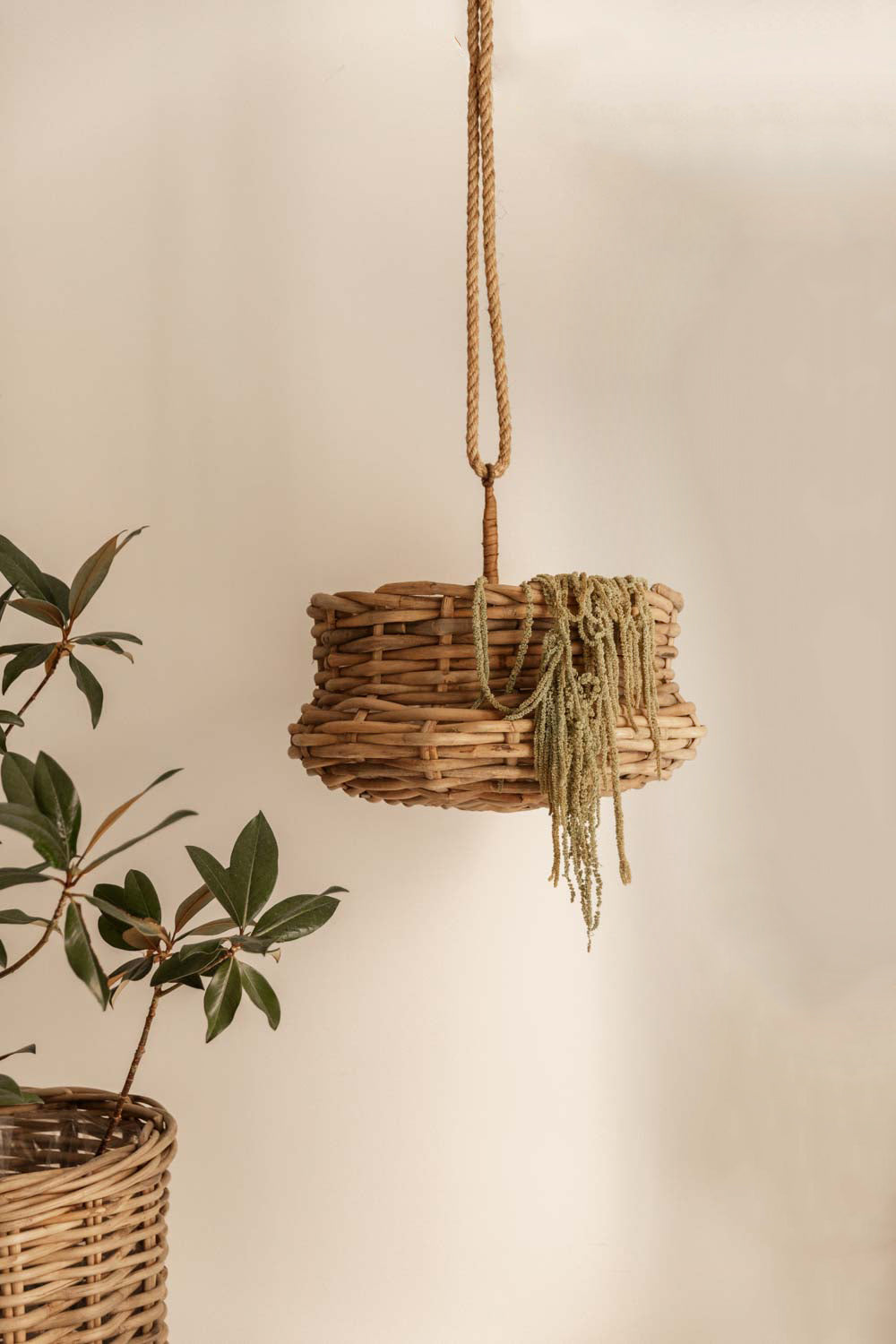 MACETERO DE RATÁN COLGANTE MOA