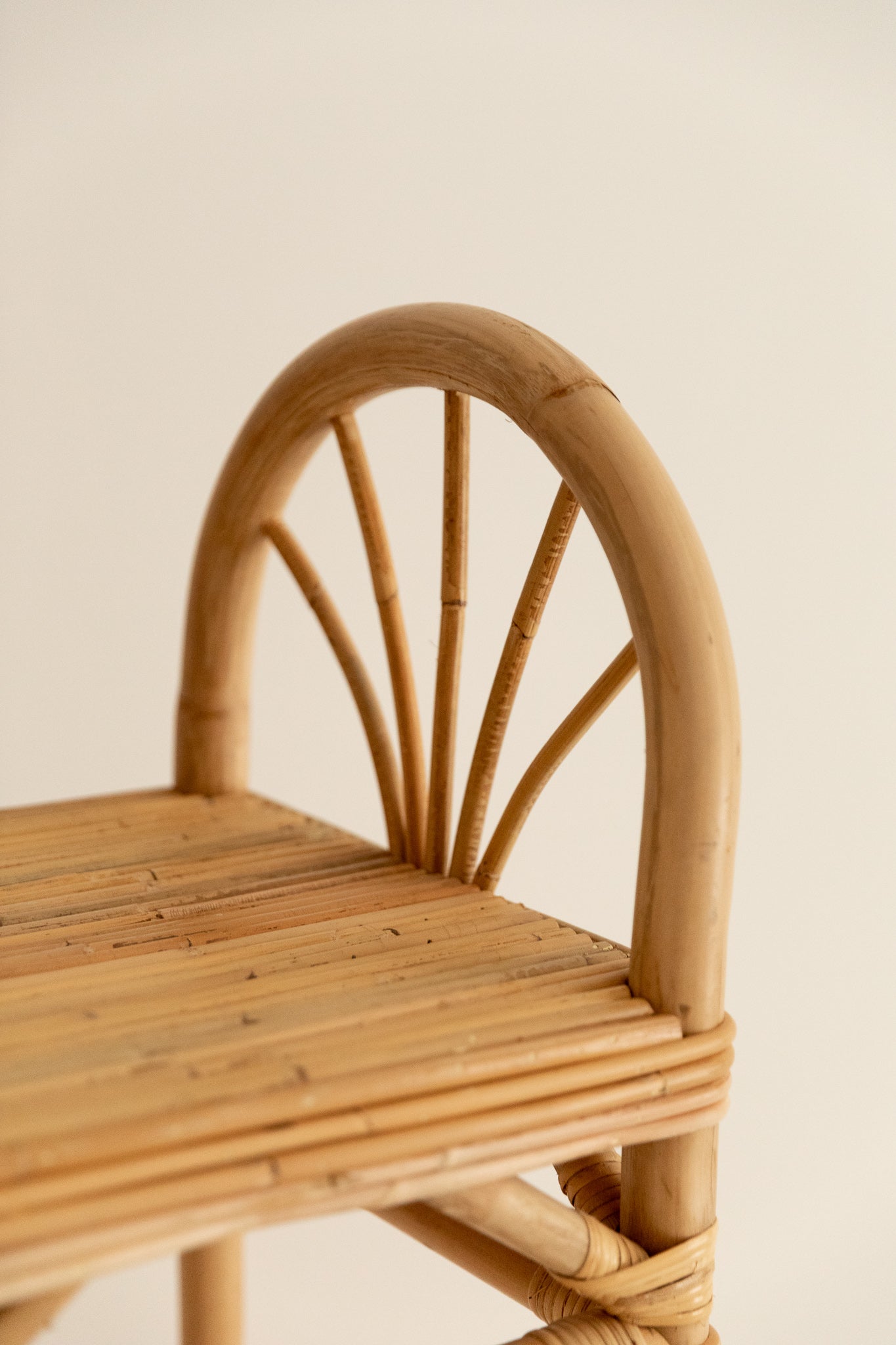 TABURETE DE RATÁN CON RESPALDO