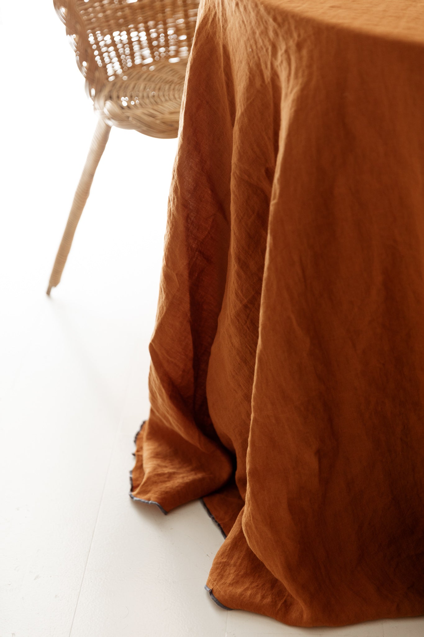 MANTEL LINO TEJA CON REPULGO AZUL