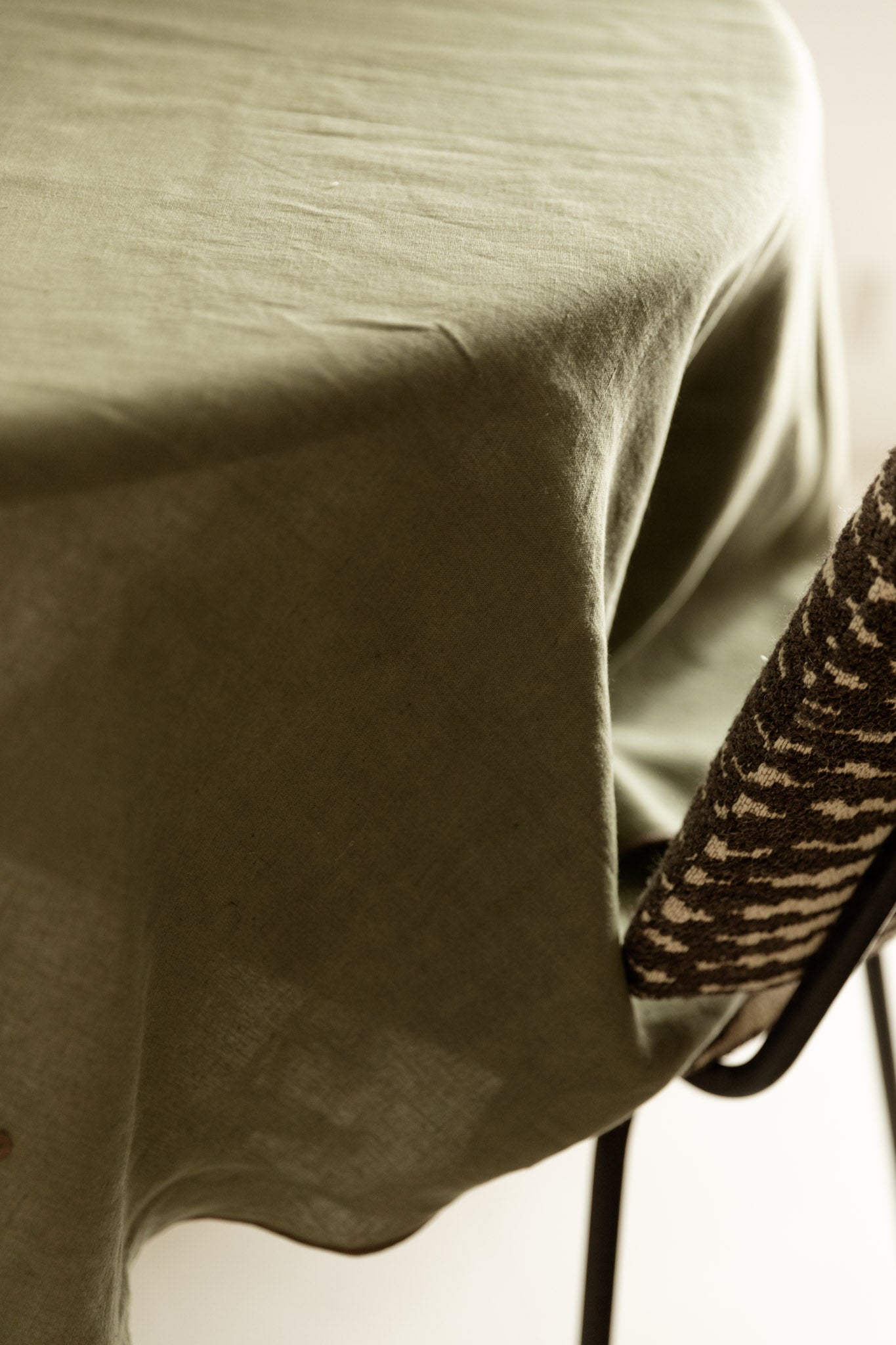 MANTEL DE LINO VERDE CON REPULGO MARRÓN