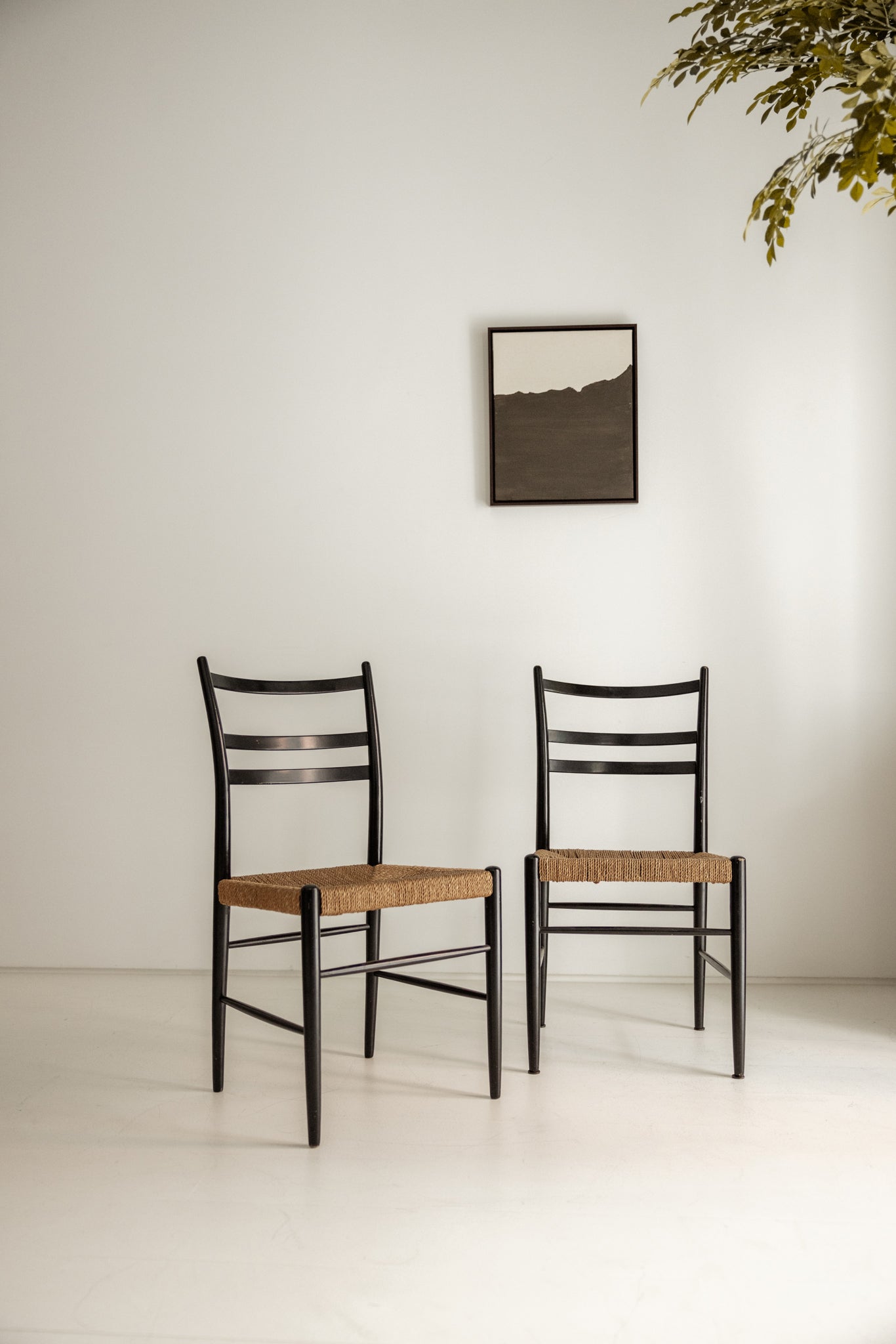 SILLAS DE MADERA Y FIBRAS NATURALES | SET DE 2