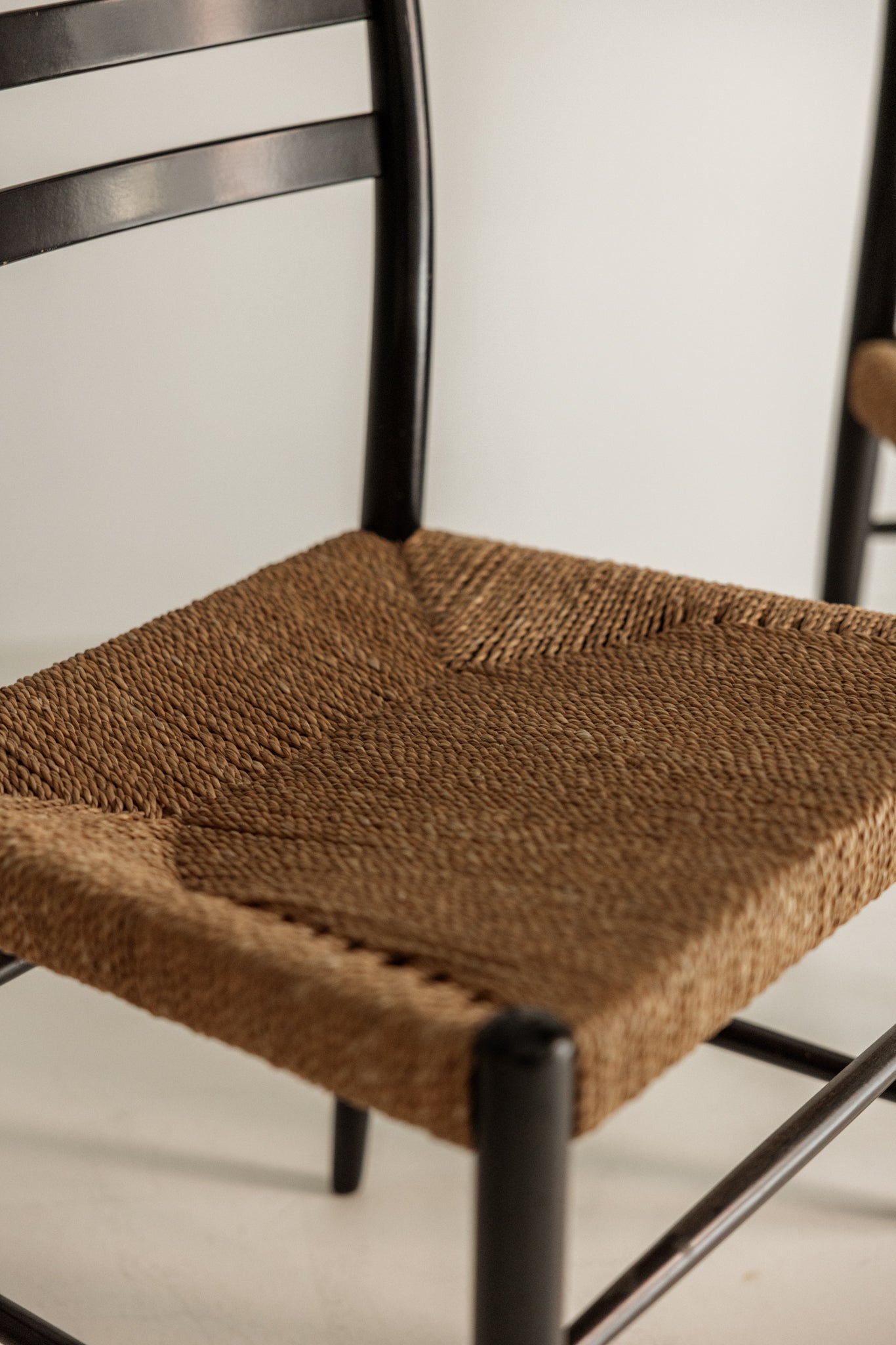 SILLAS DE MADERA Y FIBRAS NATURALES | SET DE 2