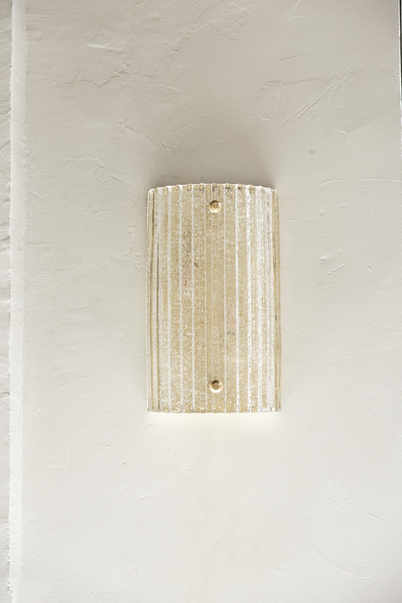 PAREJA DE APLIQUES DE VIDRIO ESTRIADO Y LATÓN