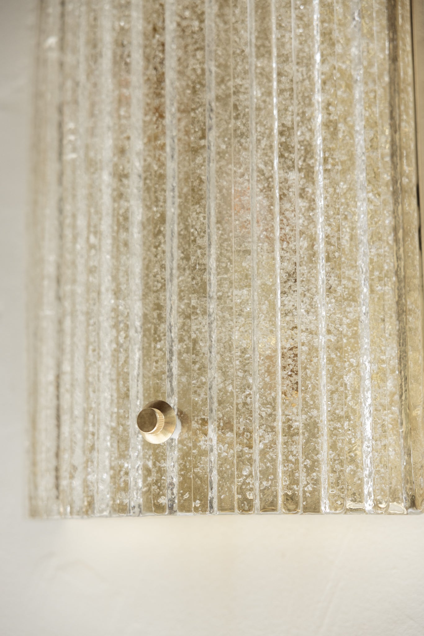 PAREJA DE APLIQUES DE VIDRIO ESTRIADO Y LATÓN