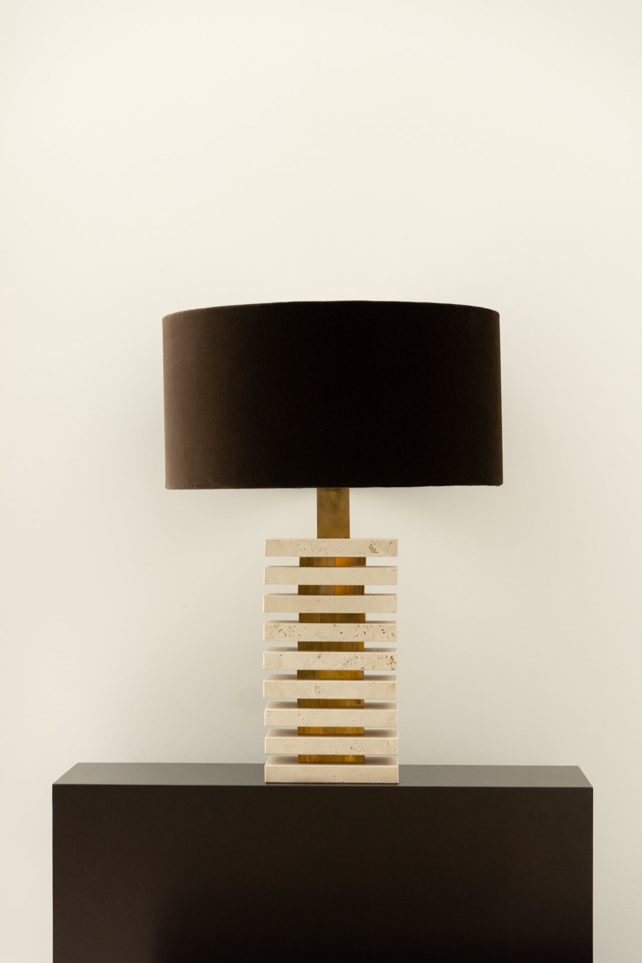 LÁMPARA DE MESA TRAVERTINO CON PANTALLA DE TERCIOPELO