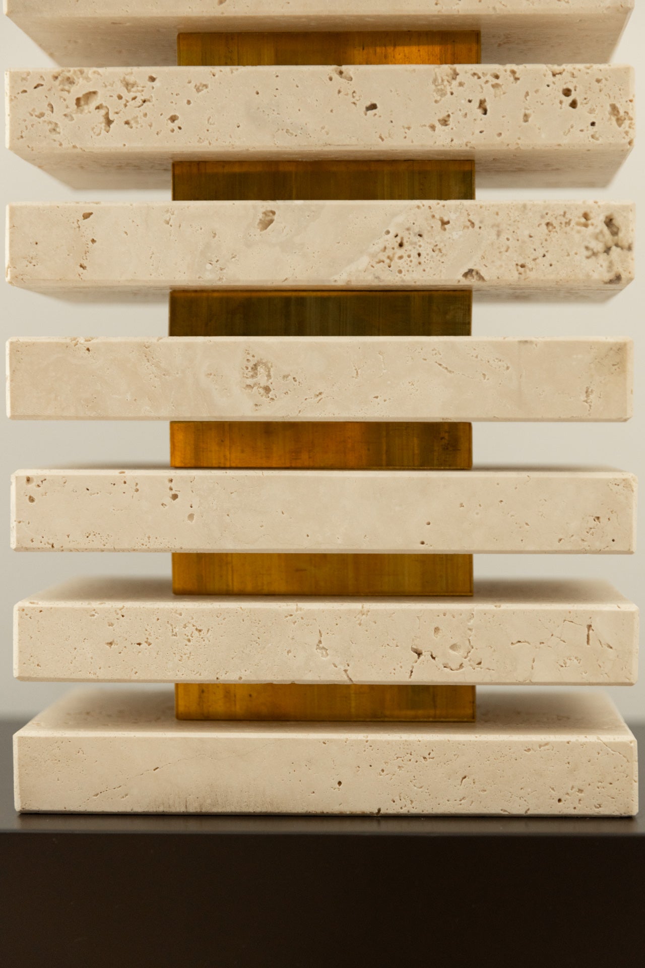 LÁMPARA DE MESA TRAVERTINO CON PANTALLA DE TERCIOPELO