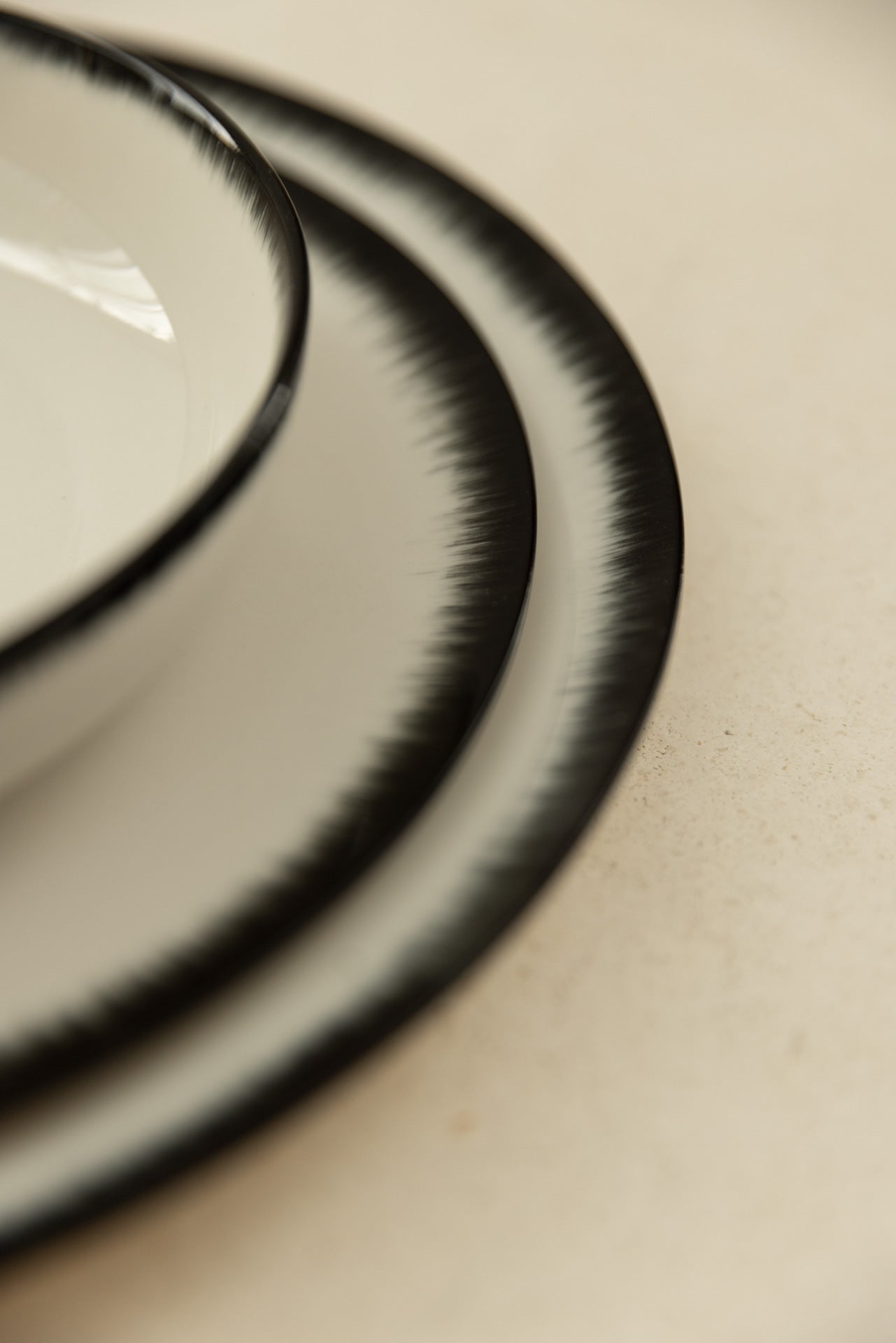 VAJILLA DE PORCELANA BLANCA Y NEGRA