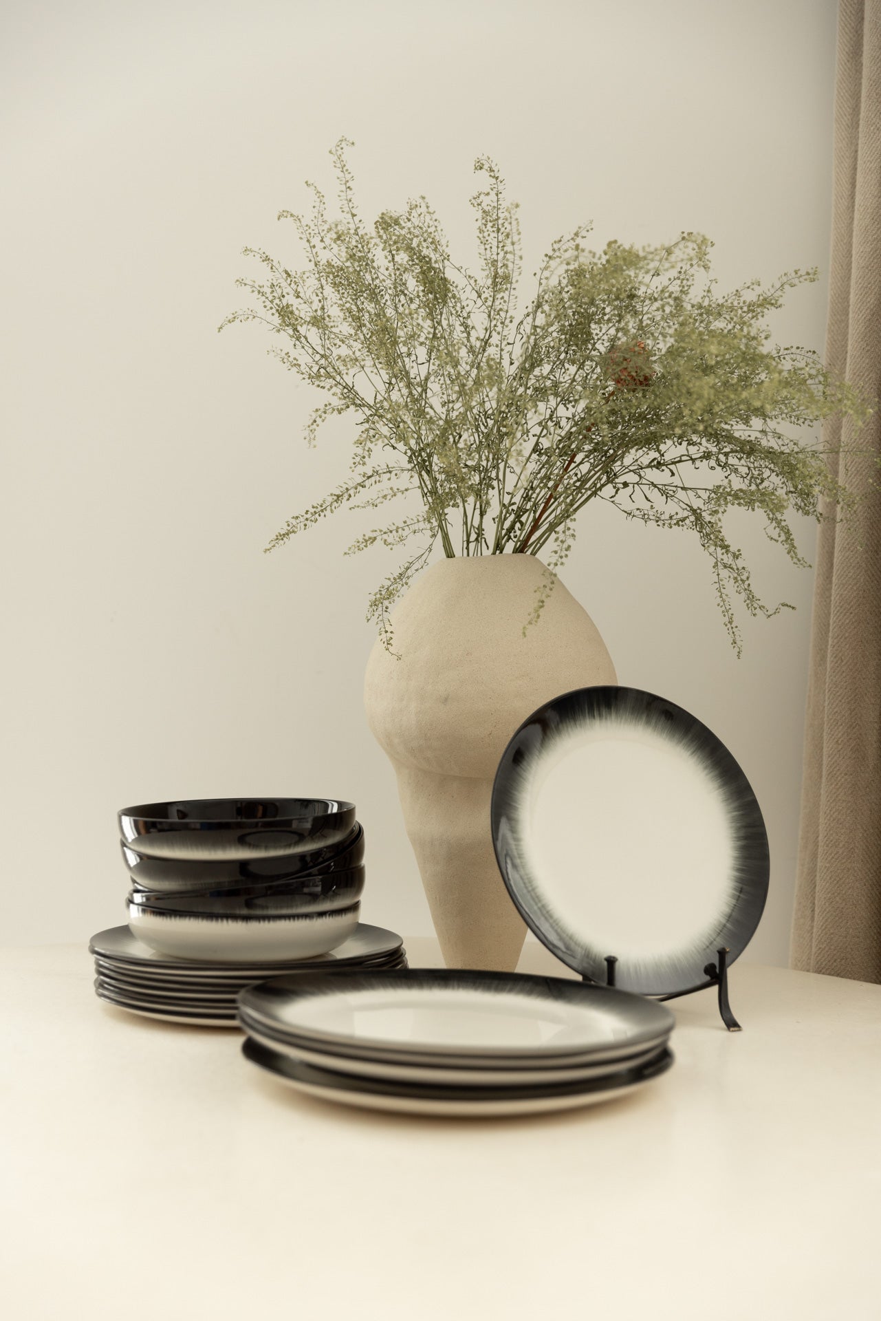 VAJILLA DE PORCELANA NEGRA Y BLANCA