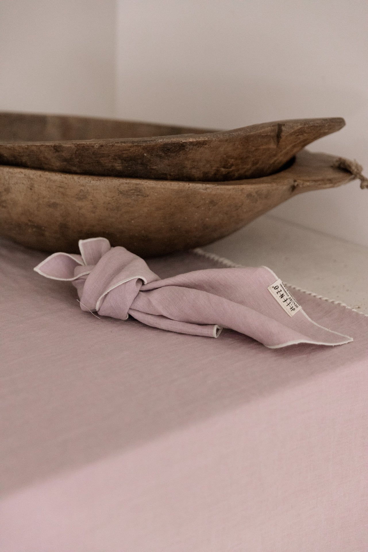 CAMINO MARIETA MALVA CON DOS SERVILLETAS