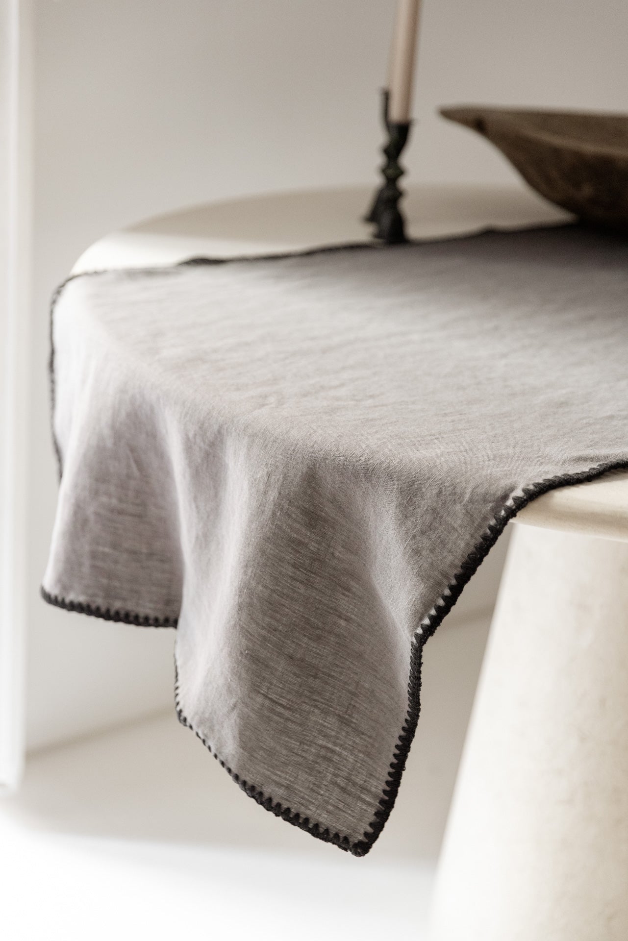 CAMINO MARIETA GRIS CON SERVILLETAS