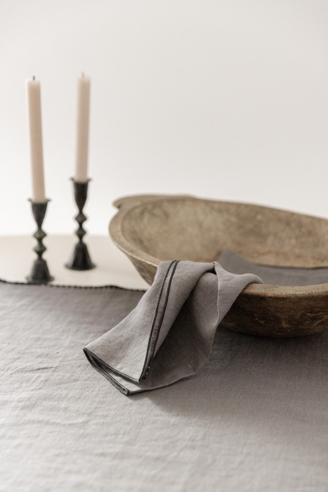 CAMINO MARIETA GRIS CON SERVILLETAS