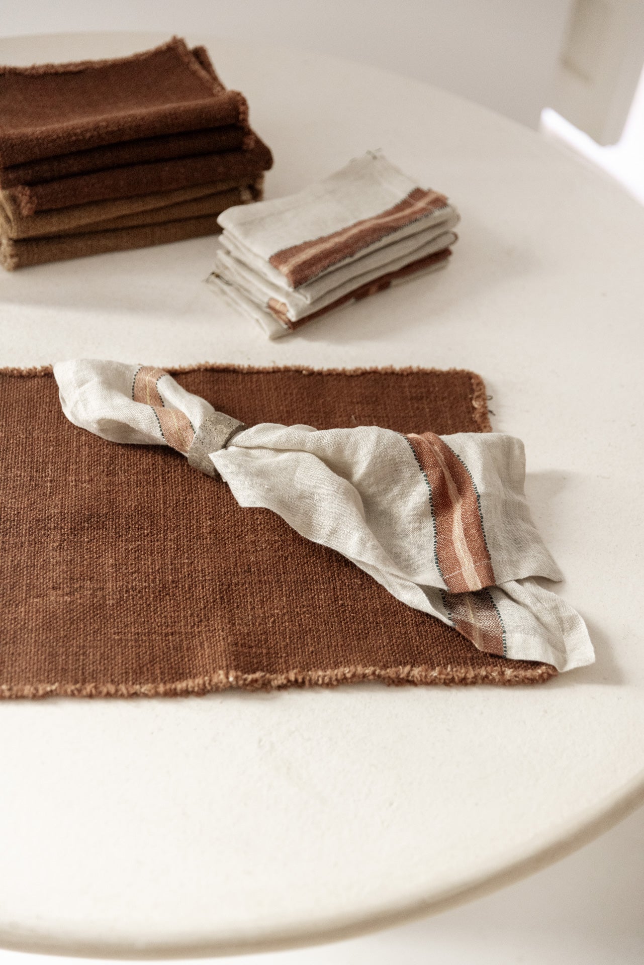 SERVILLETA DE LINO CON LÍNEA TEJA BORDADA