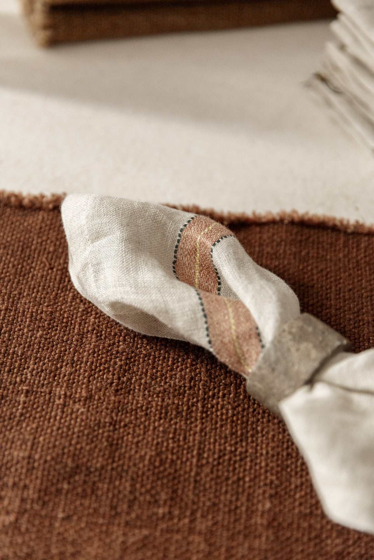 SERVILLETA DE LINO CON LÍNEA TEJA BORDADA