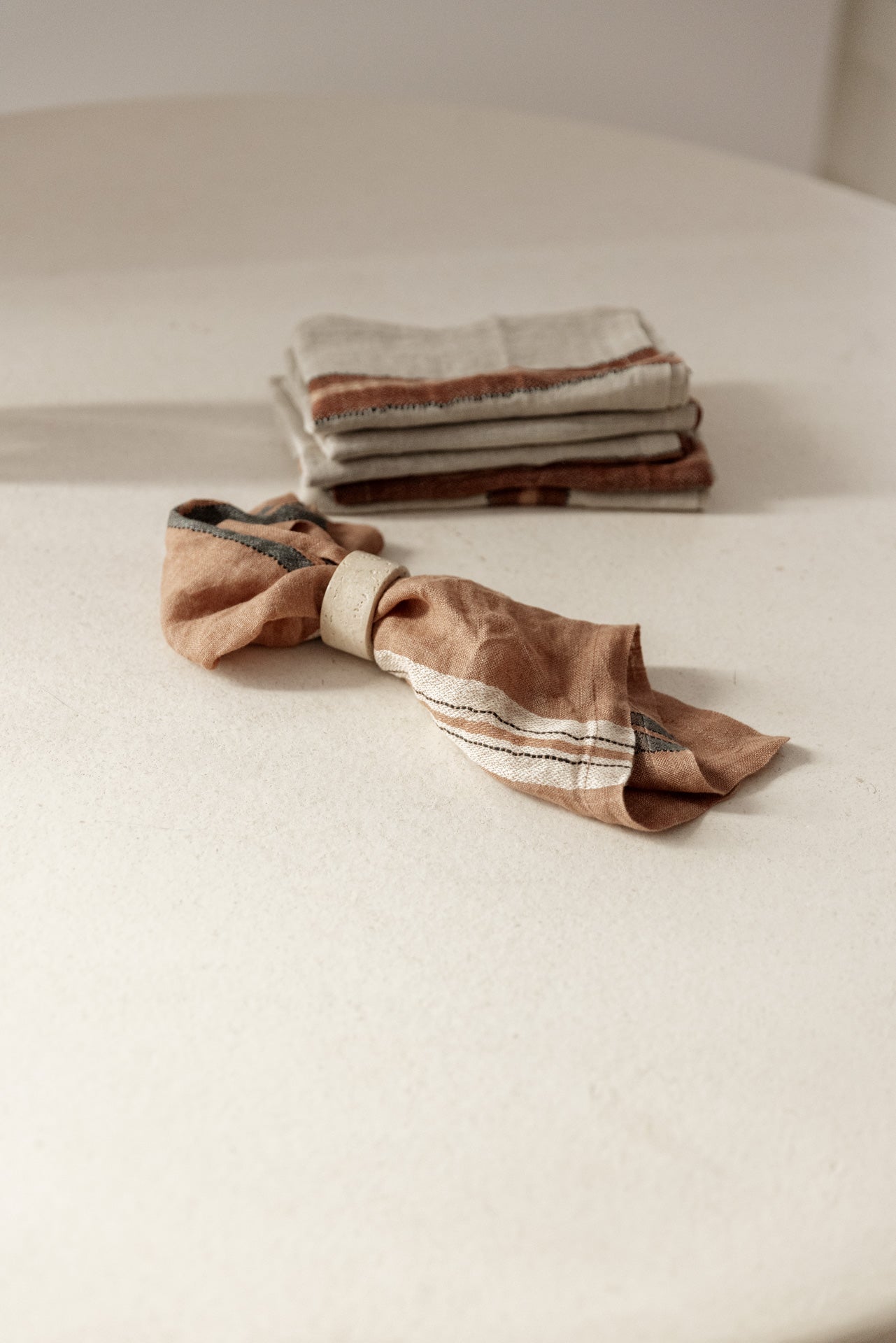 SERVILLETA DE LINO TEJA CON LÍNEA BORDADA