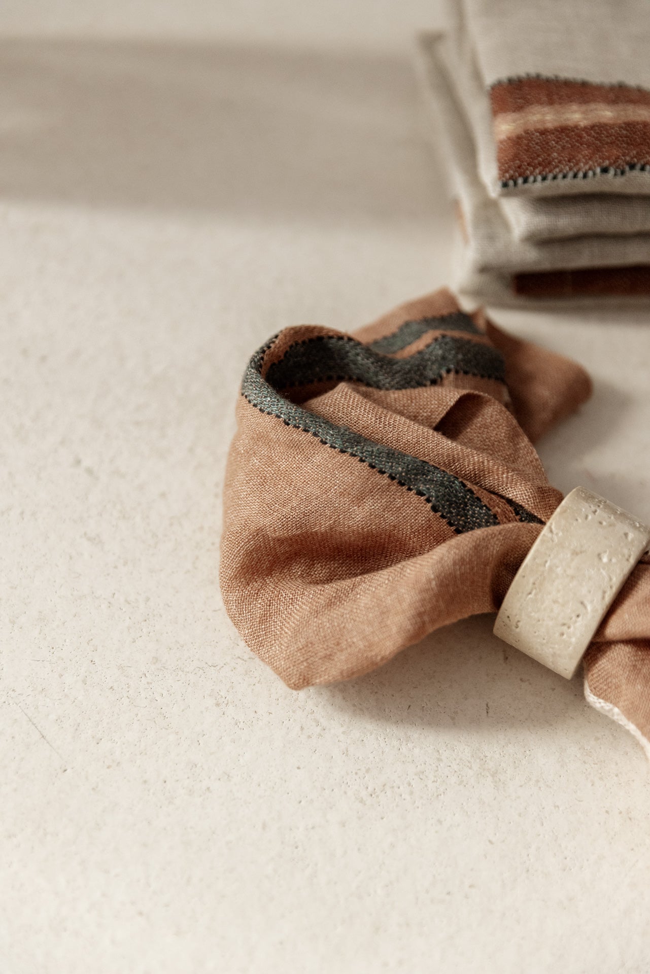 SERVILLETA DE LINO TEJA CON LÍNEA BORDADA