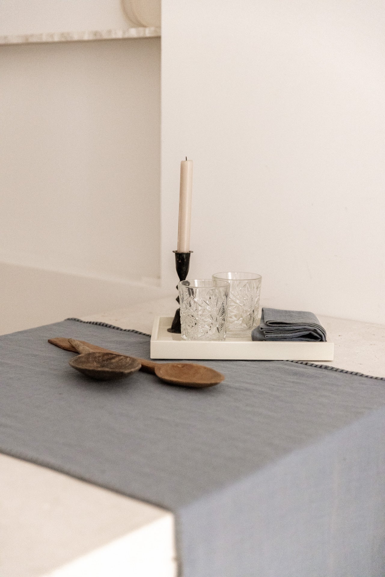 CAMINO MARIETA AZUL CON DOS SERVILLETAS