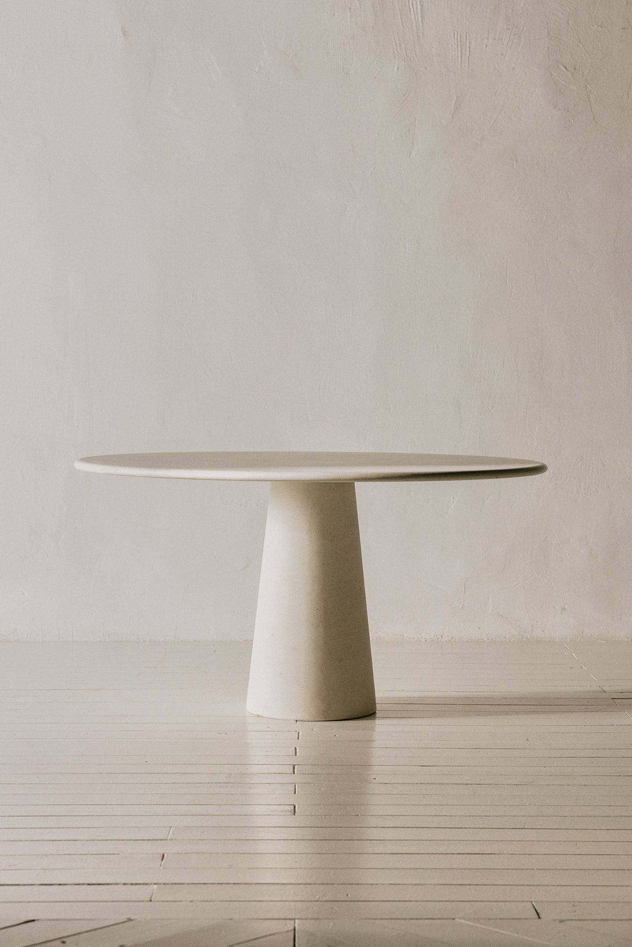 MESA DE COMEDOR CÓNICA CALIZA MZ.02