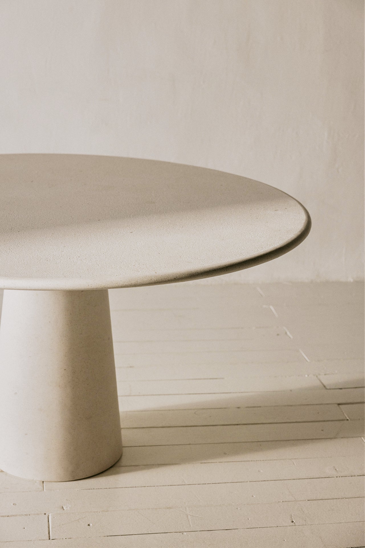 MESA DE COMEDOR CÓNICA CALIZA MZ.02