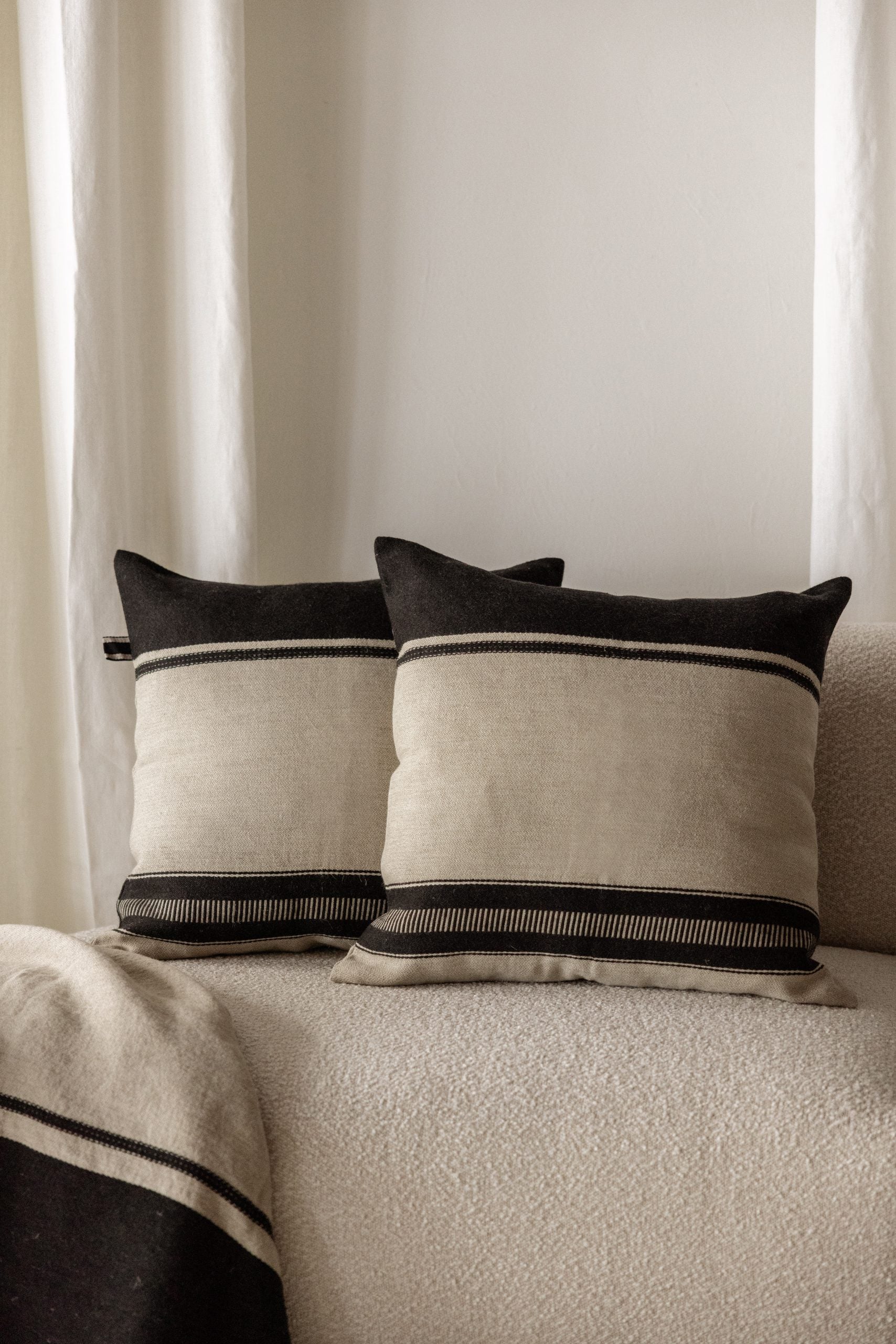 COJÍN DE LINO RÚSTICO | NEGRO MULTI RAYAS