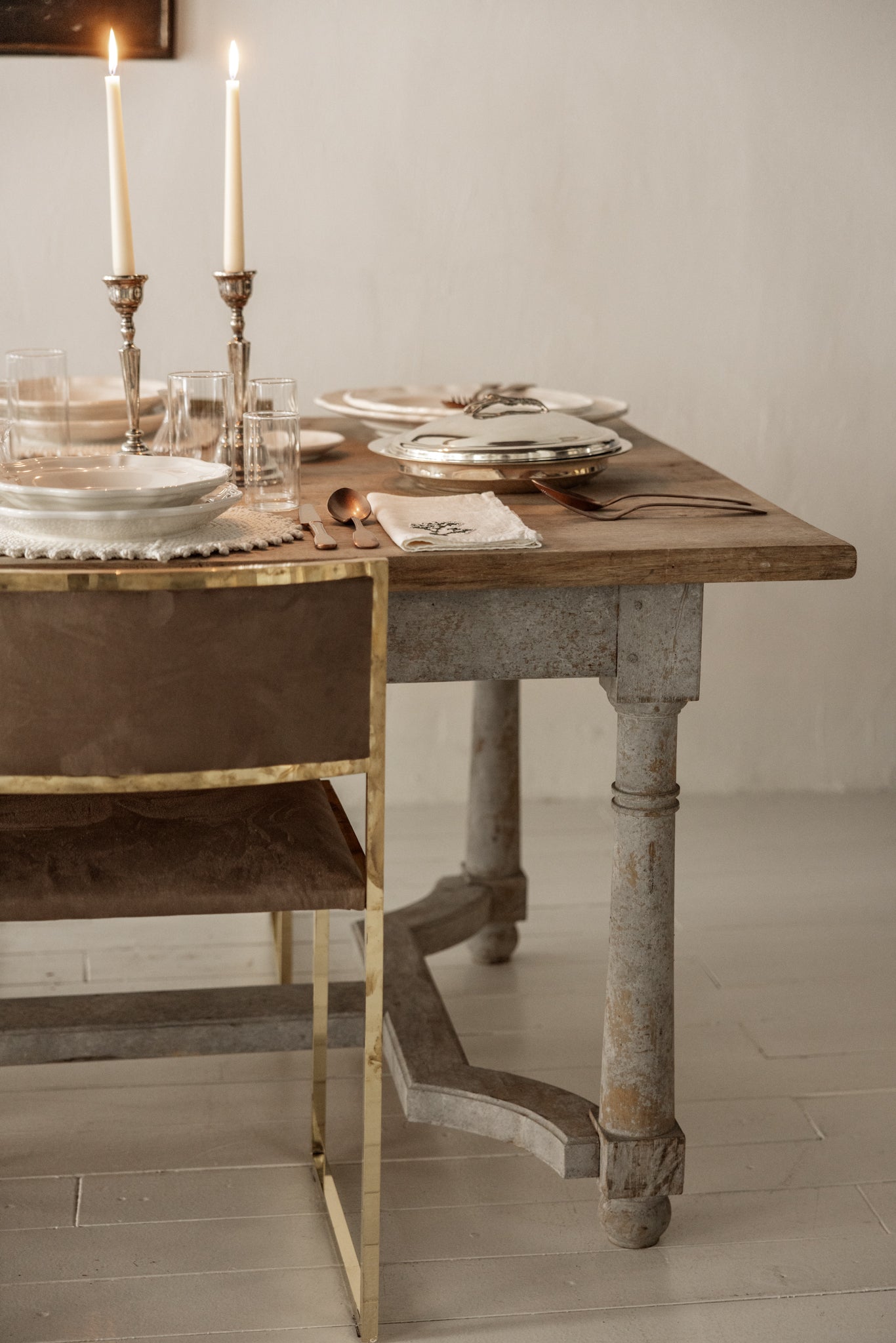 MESA DE COMEDOR DE MADERA CON PATA TORNEADA