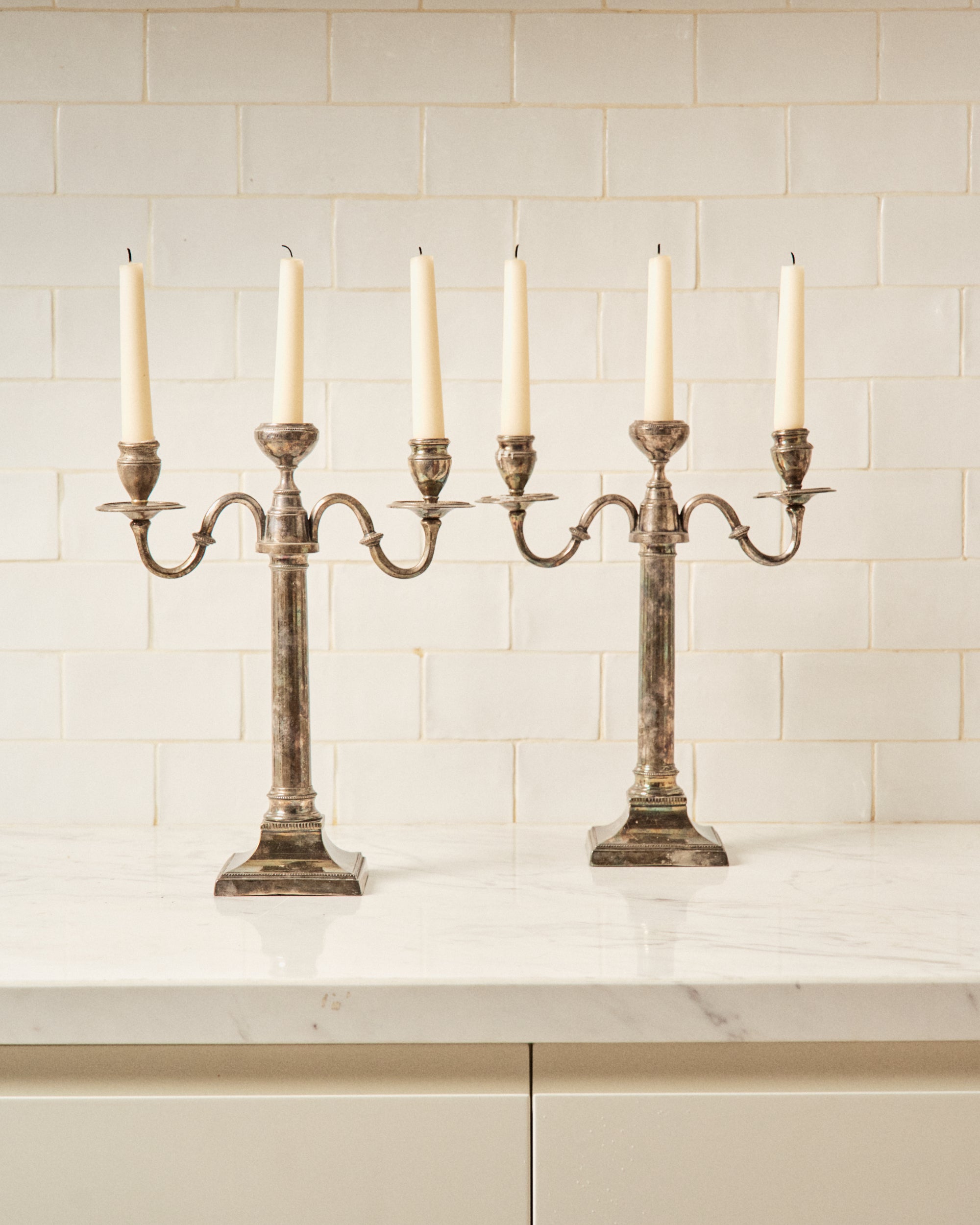PAREJA DE CANDELABROS DE ALPACA S.XX