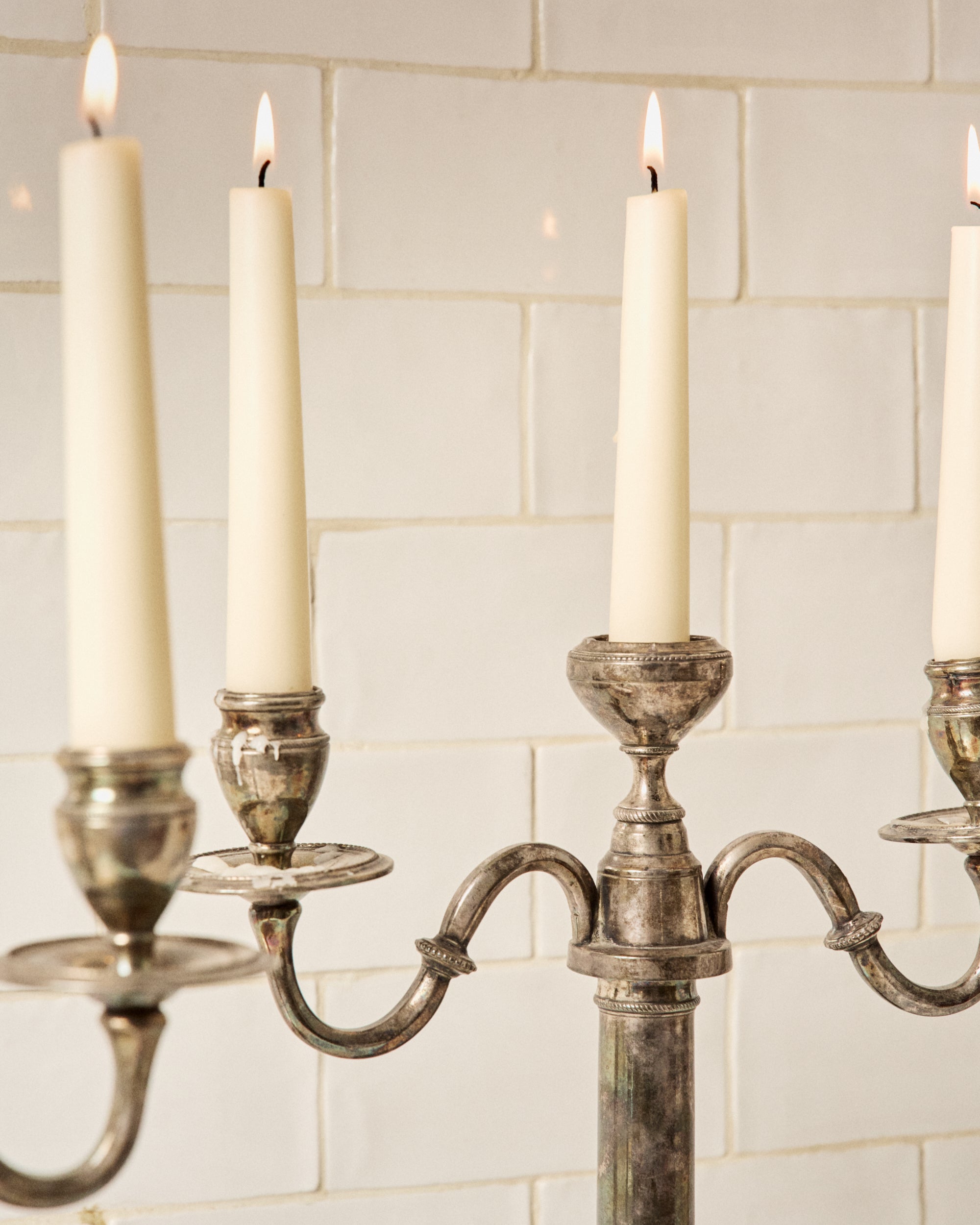 PAREJA DE CANDELABROS DE ALPACA S.XX