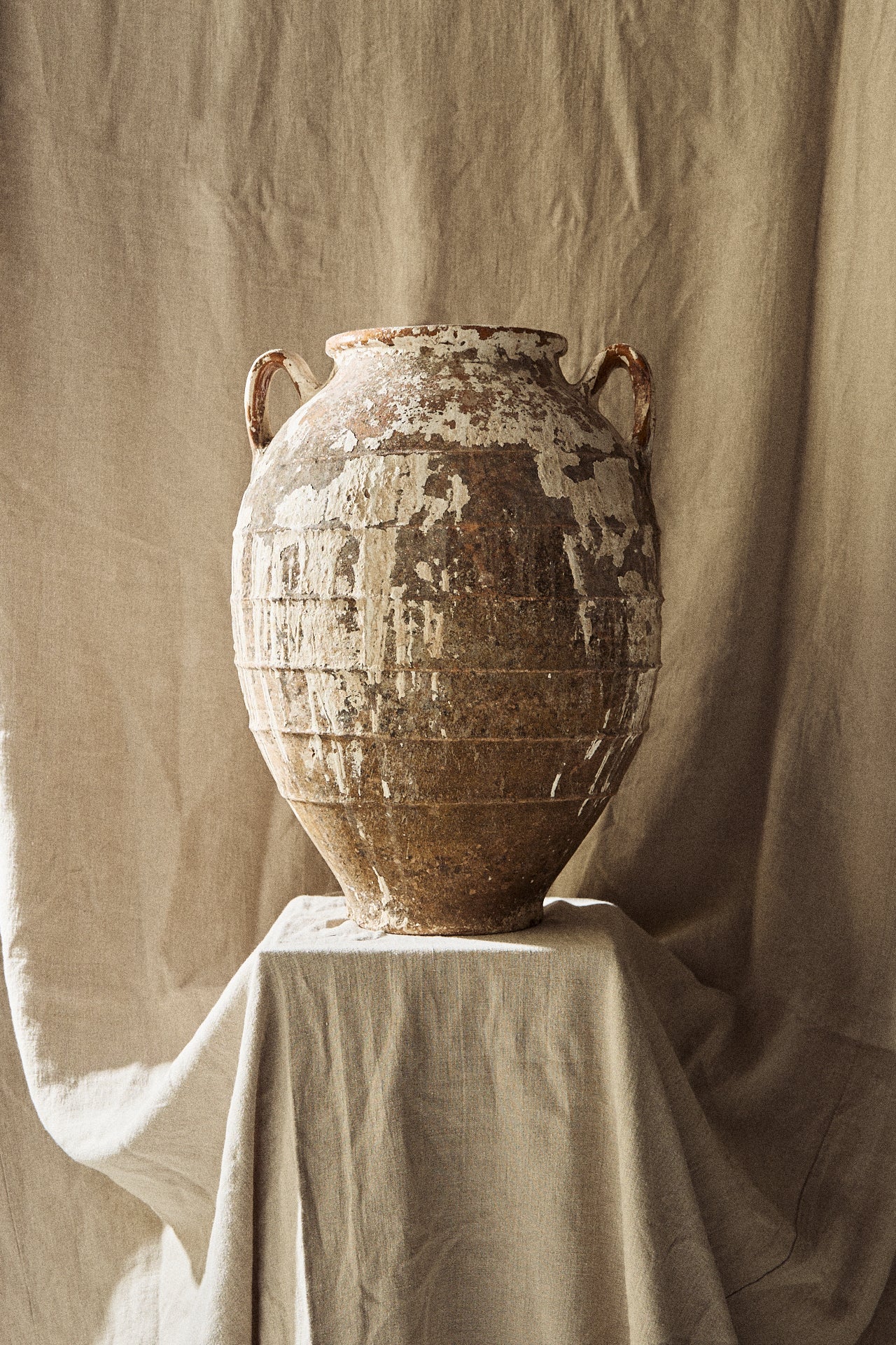Vasija artesanal de barro