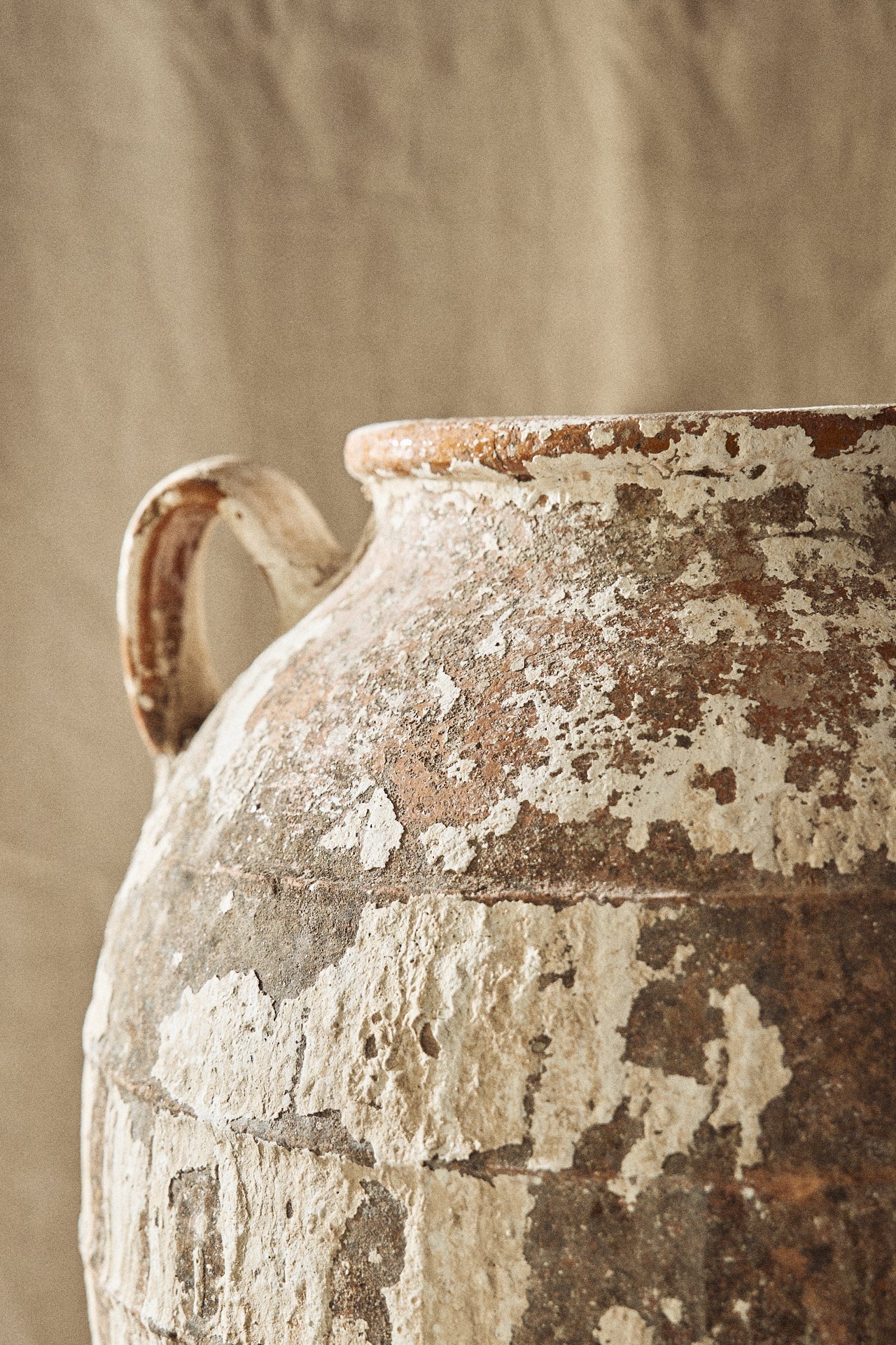 Vasija artesanal de barro