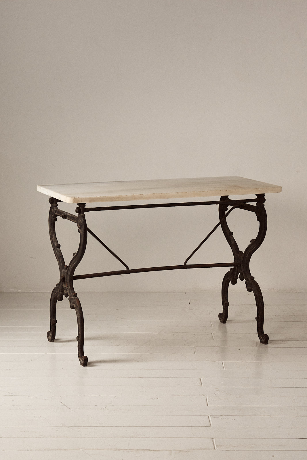 MESA ITALIANA DE HIERRO CON SOBRE DE MÁRMOL