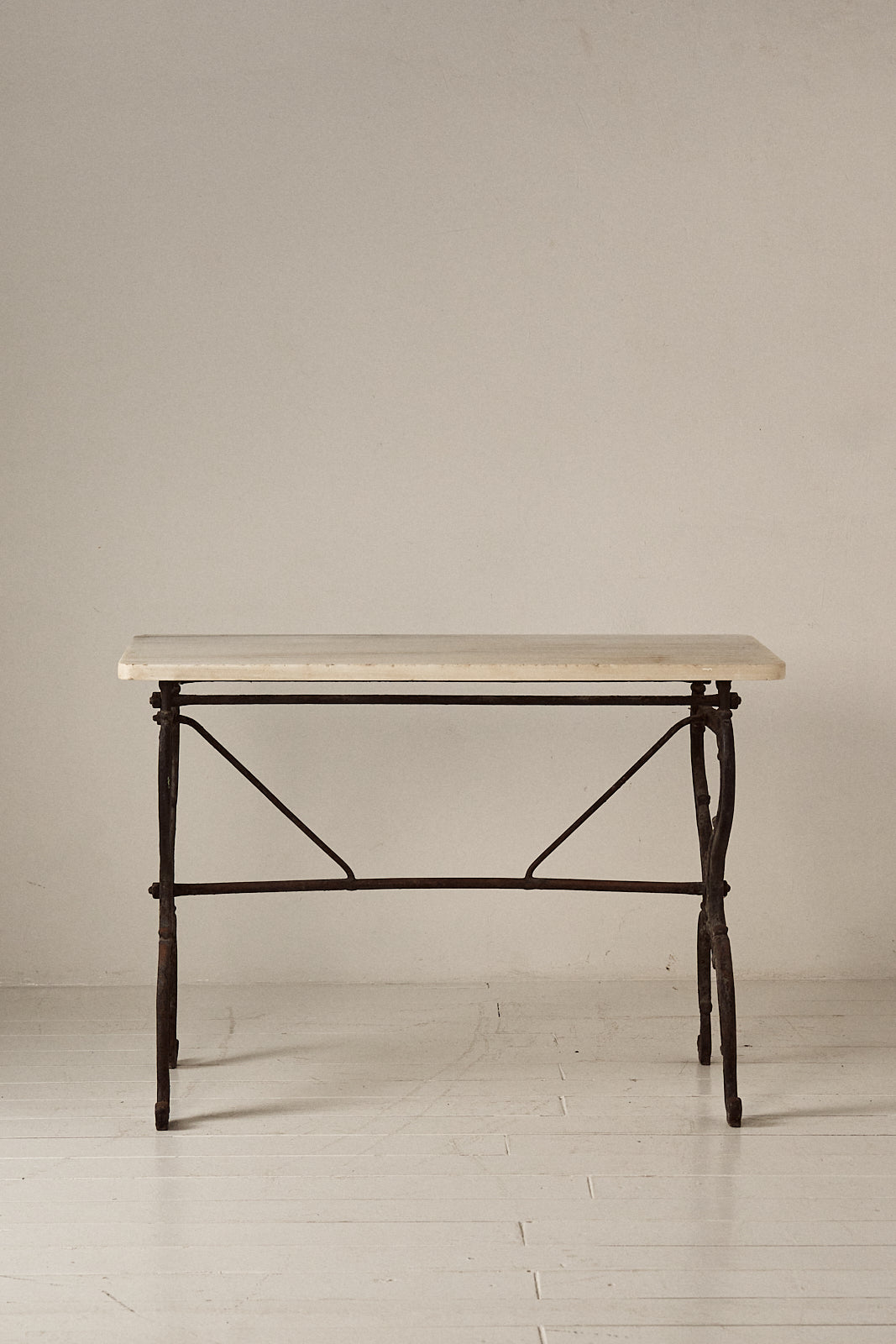 MESA ITALIANA DE HIERRO CON SOBRE DE MÁRMOL