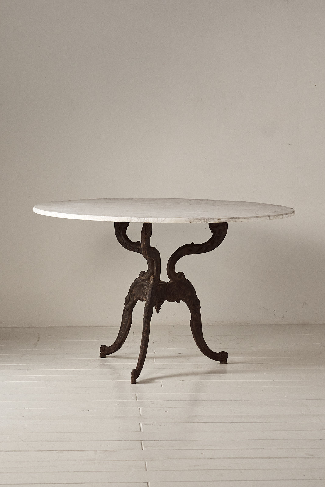 MESA REDONDA ITALIANA DE HIERRO Y PIEDRA