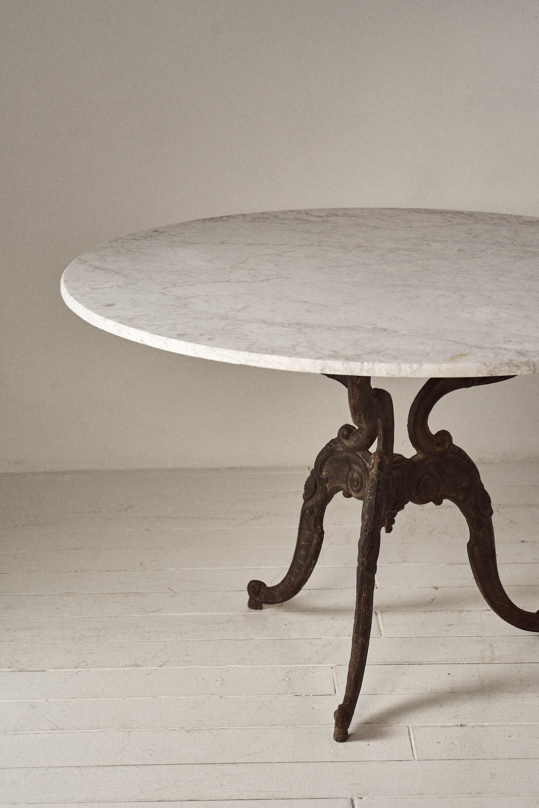 MESA REDONDA ITALIANA DE HIERRO Y PIEDRA