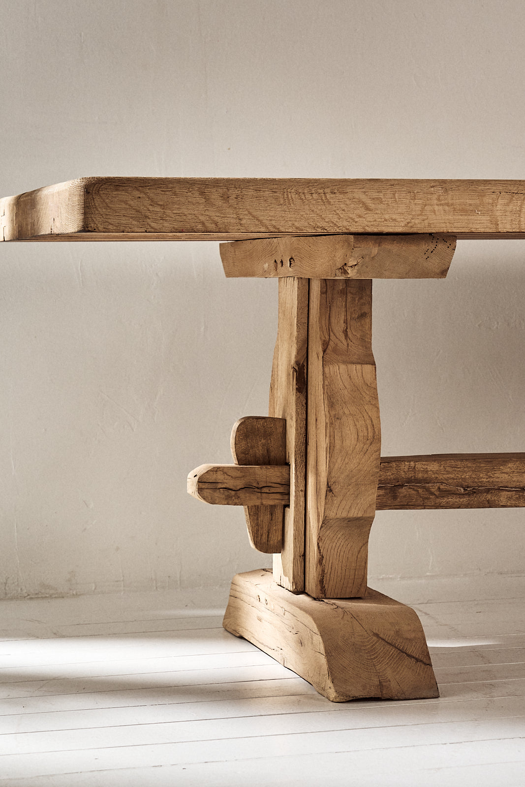 MESA DE COMEDOR DE MADERA CON TRAVESAÑO