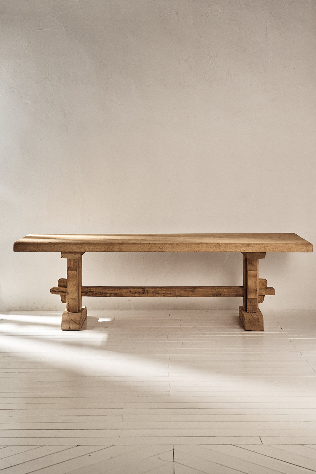 MESA DE COMEDOR DE MADERA CON TRAVESAÑO
