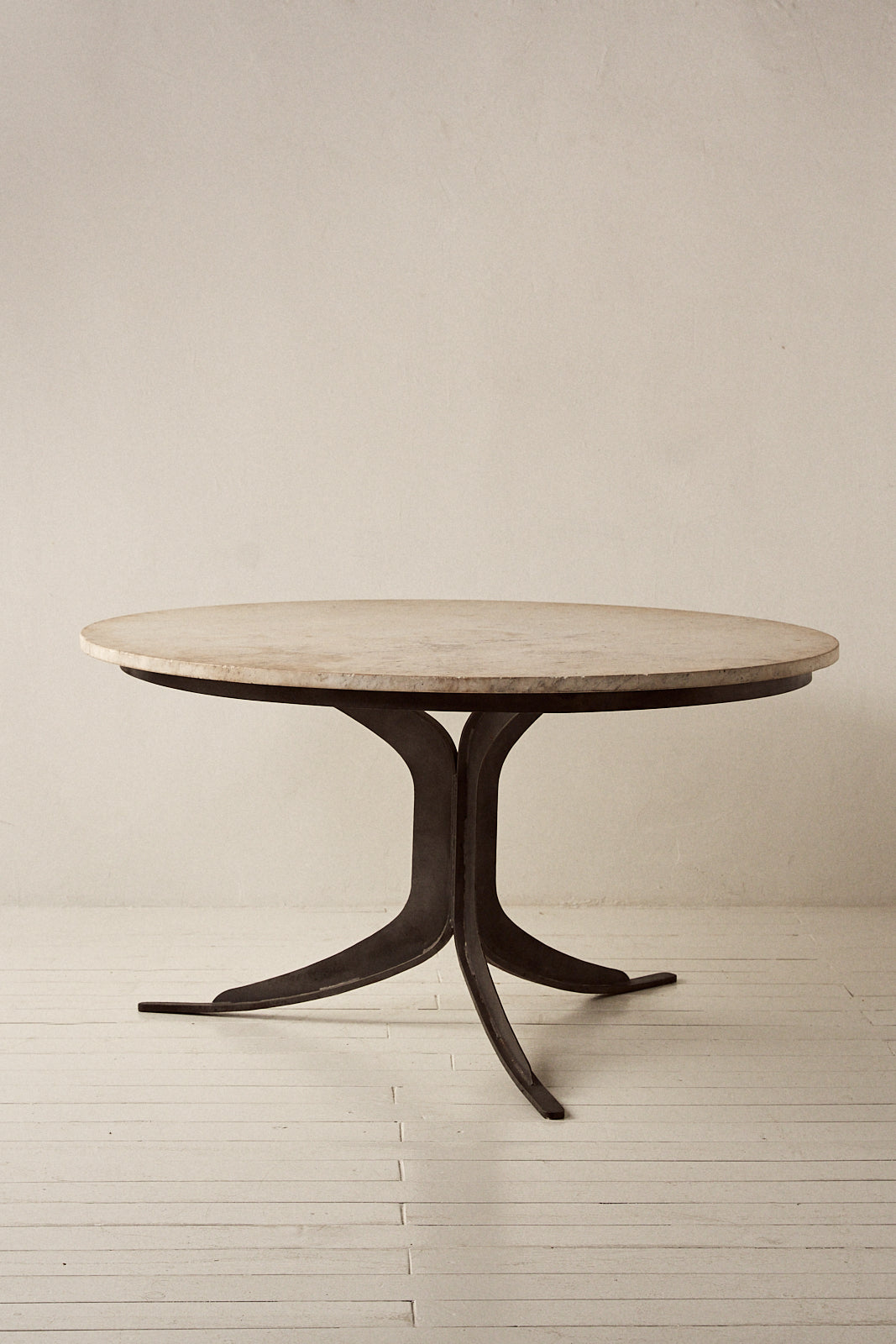 MESA DE COMEDOR MÁRMOL BLANCO PIE DE FORJA