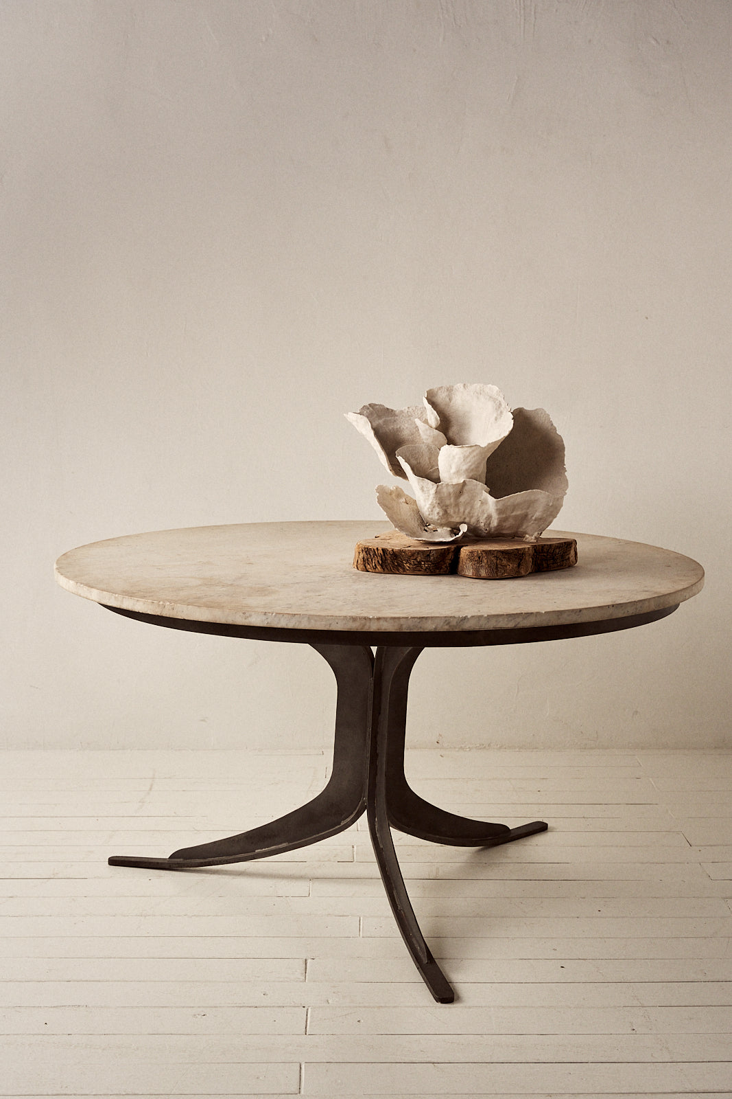 MESA DE COMEDOR MÁRMOL BLANCO PIE DE FORJA