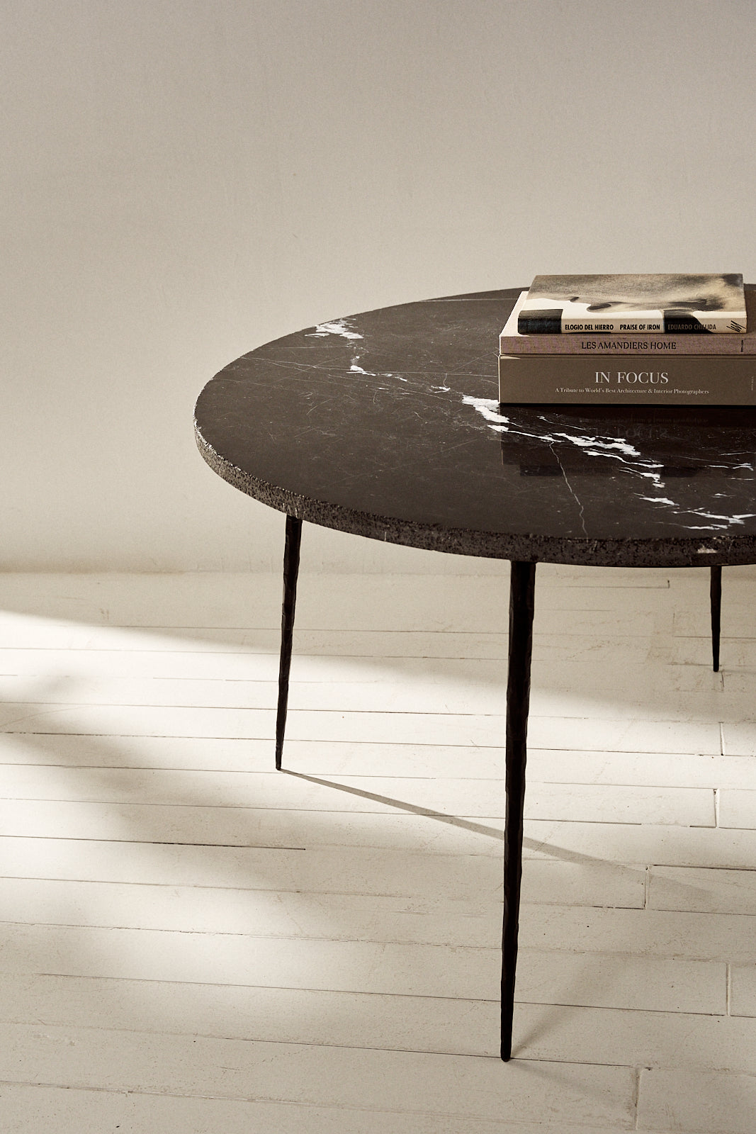 MESA DE MÁRMOL MARQUINA Y ESTRUCTURA MARTELÉ